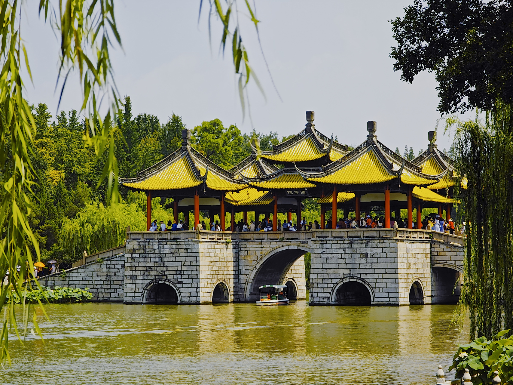 扬州瘦西湖"五亭桥" 五亭桥,本名莲花桥,横跨于扬州瘦西湖,因建在莲花