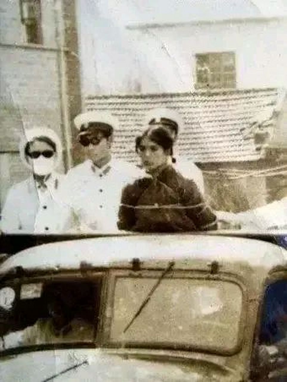 这是80年代"严打"期间,某地女死刑犯被处决前的照片.