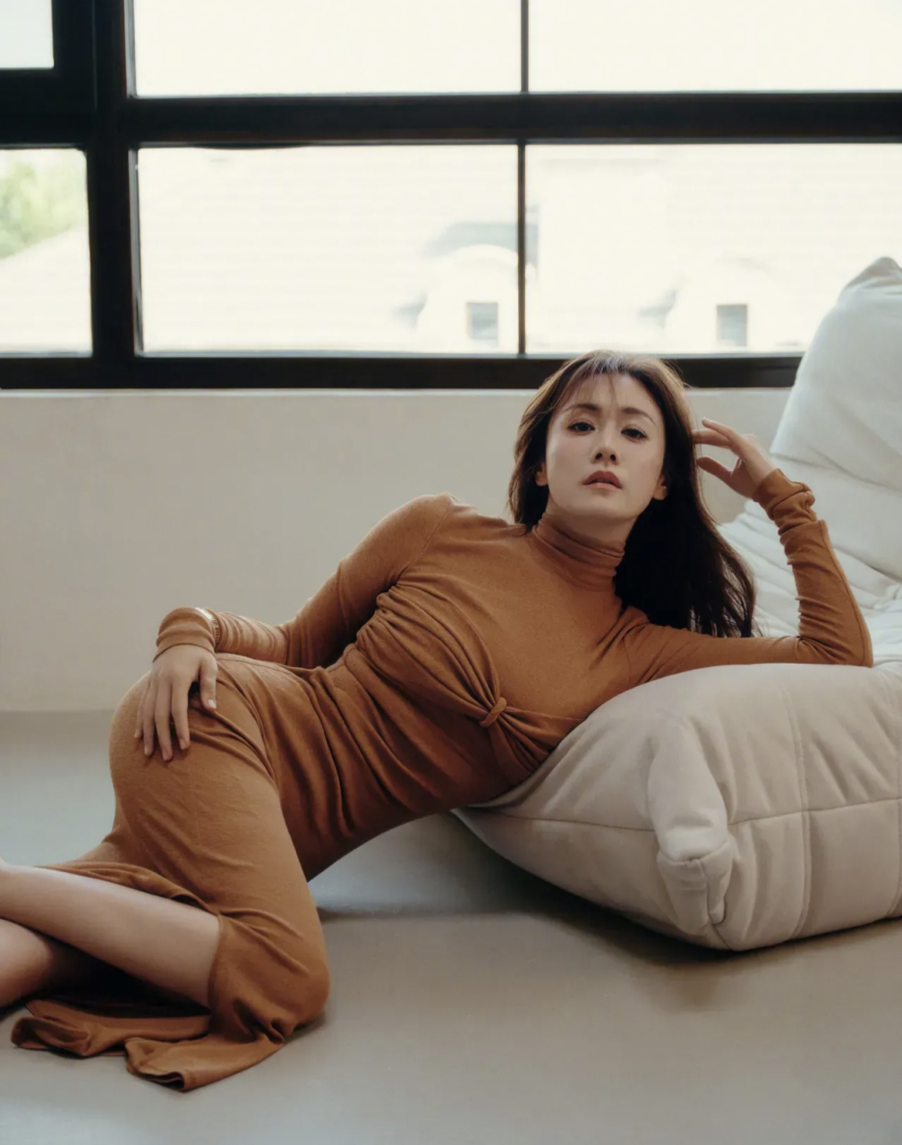 前日,刘芸晒出这一组照片,拍照的姿势很妖娆.