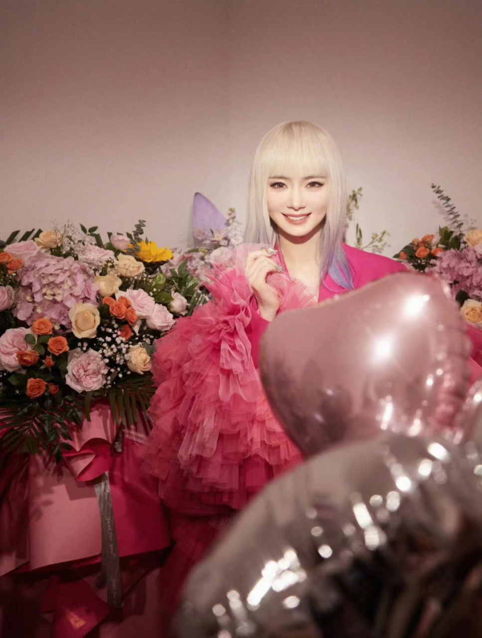 戚薇过生日的仪式感太强了,连发25条微博庆祝自己的生辰!