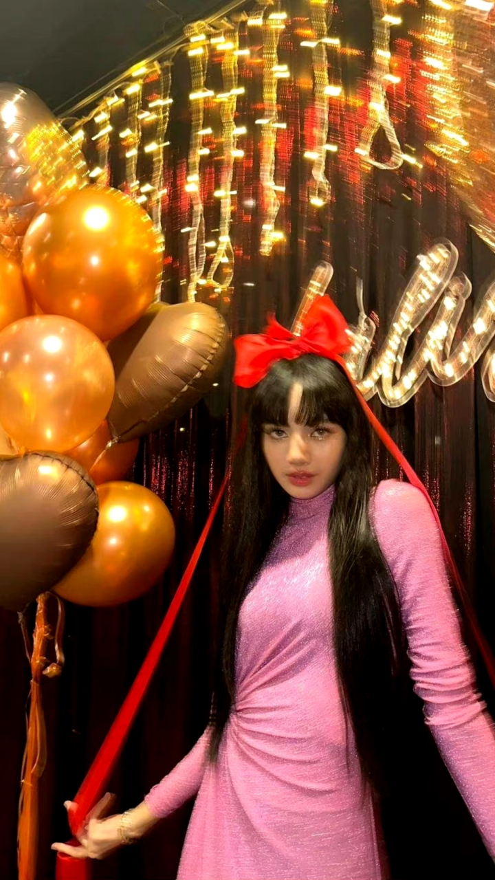 lisa红蝴蝶结造型# lisa生日造型释出,粉裙77红蝴蝶结发饰,真 ""