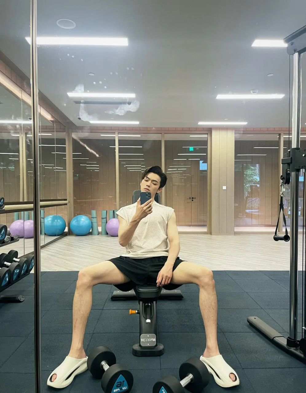 许凯这逆天大长腿,衬托的他像有2米高,如果他的胆子能和腿一样长就好