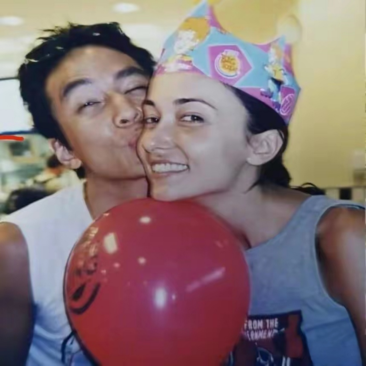 s庆生,二人对镜贴贴甜蜜恩爱    27日凌晨,吴彦祖晒旧照为妻子lisa.