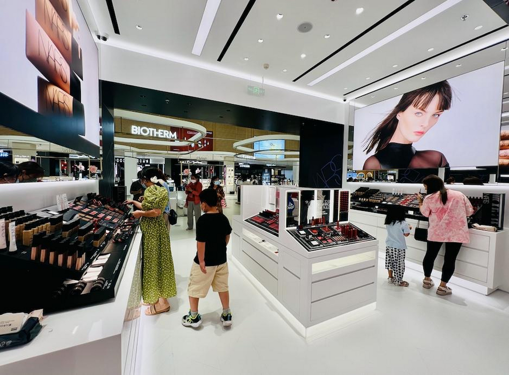 4月9日,位于海南万宁的王府井国际免税港,历经三年正式运营