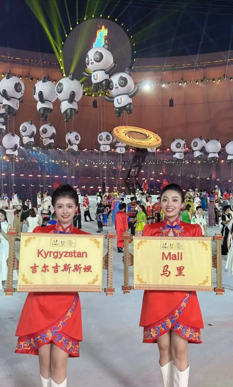 成都大运会举牌引导员小姐姐们,小姐姐们都是在校大学生,学的都是音乐