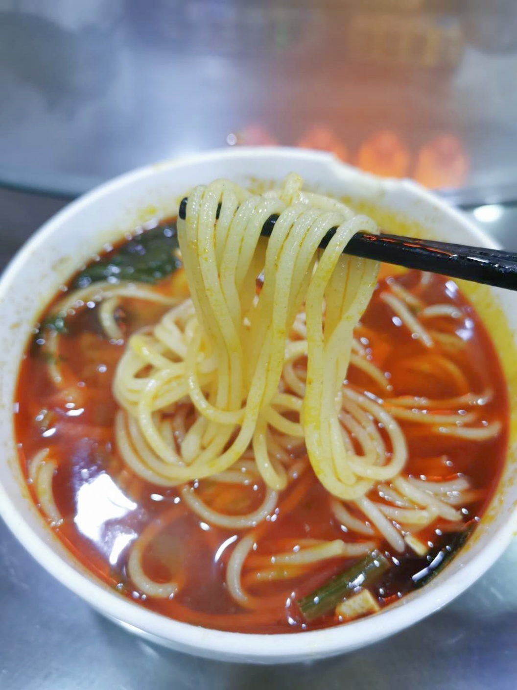 滑滑溜溜的旬邑饸饹劲道爽口,让人吃得非常痛快,回味无穷