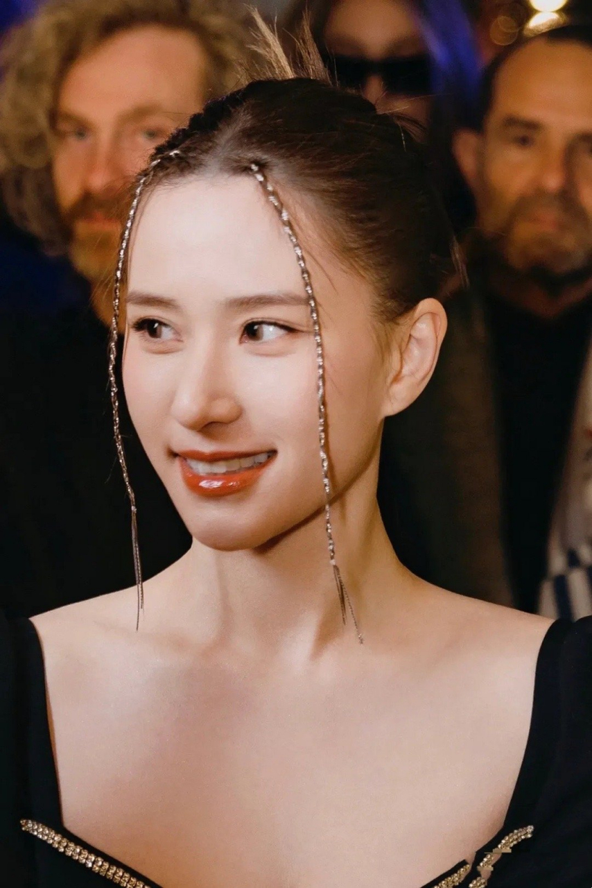 何超莲的五官可以说是贵气却不失精致,上镜也漂亮.