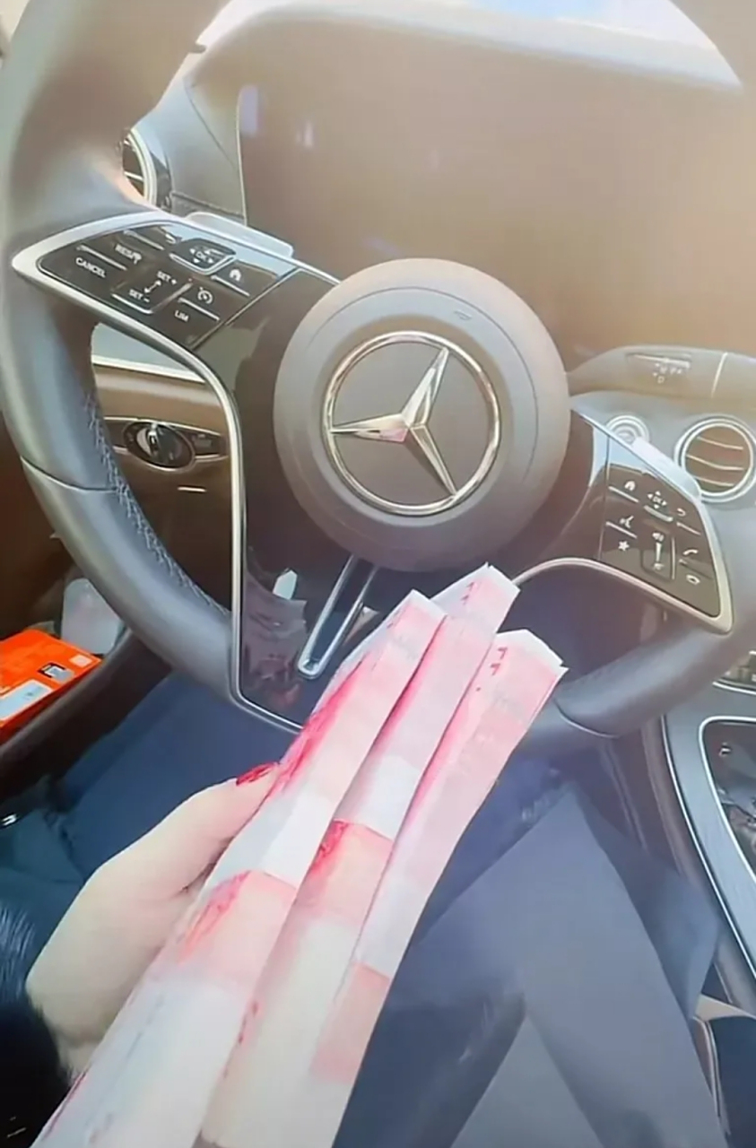 开着奔驰的我回老家,妈妈偷偷给了我三万块钱!