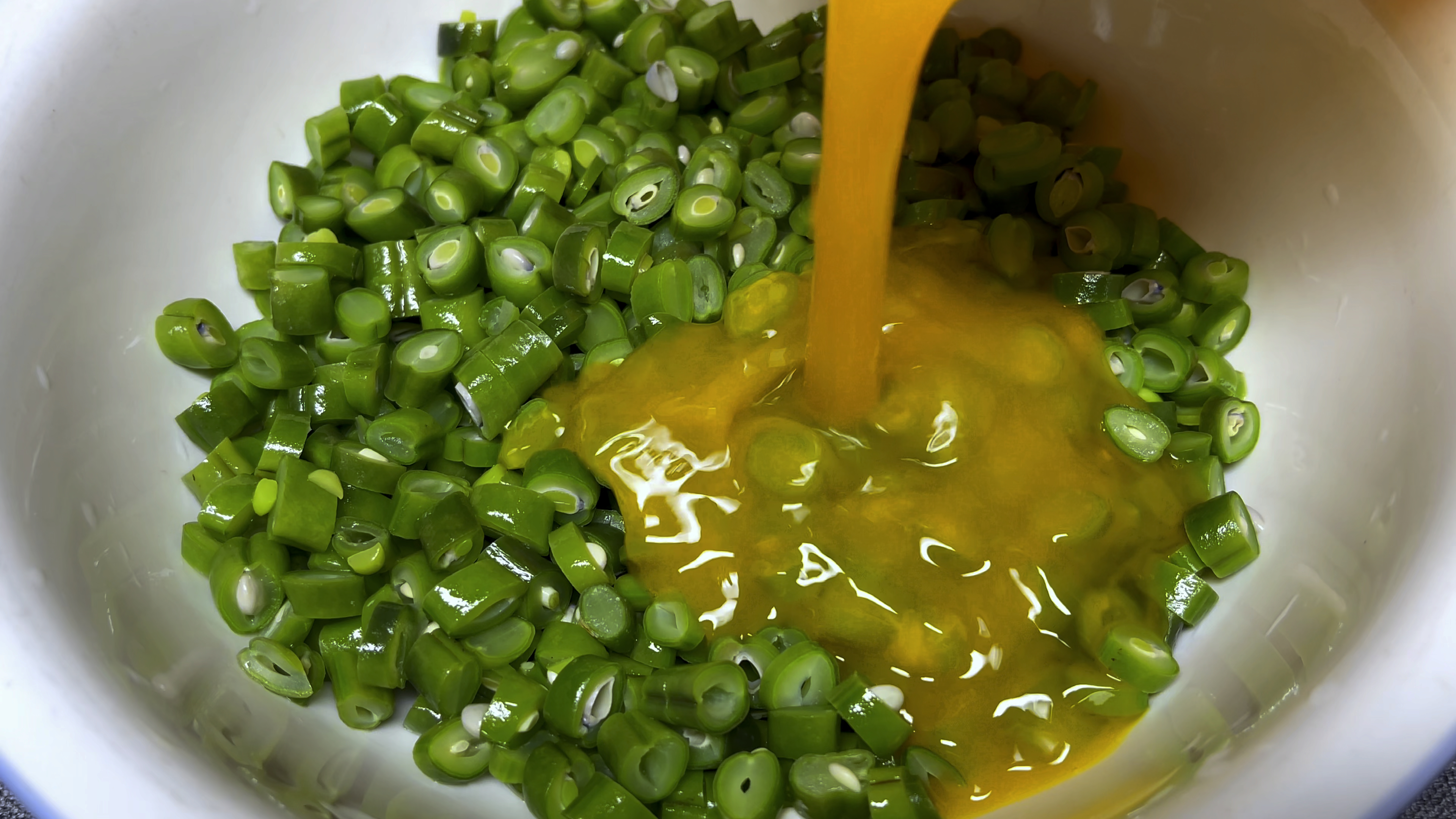 鸡蛋淋在豆角上，出锅就是节日宴客下饭菜，不炖也不炸，比肉都香