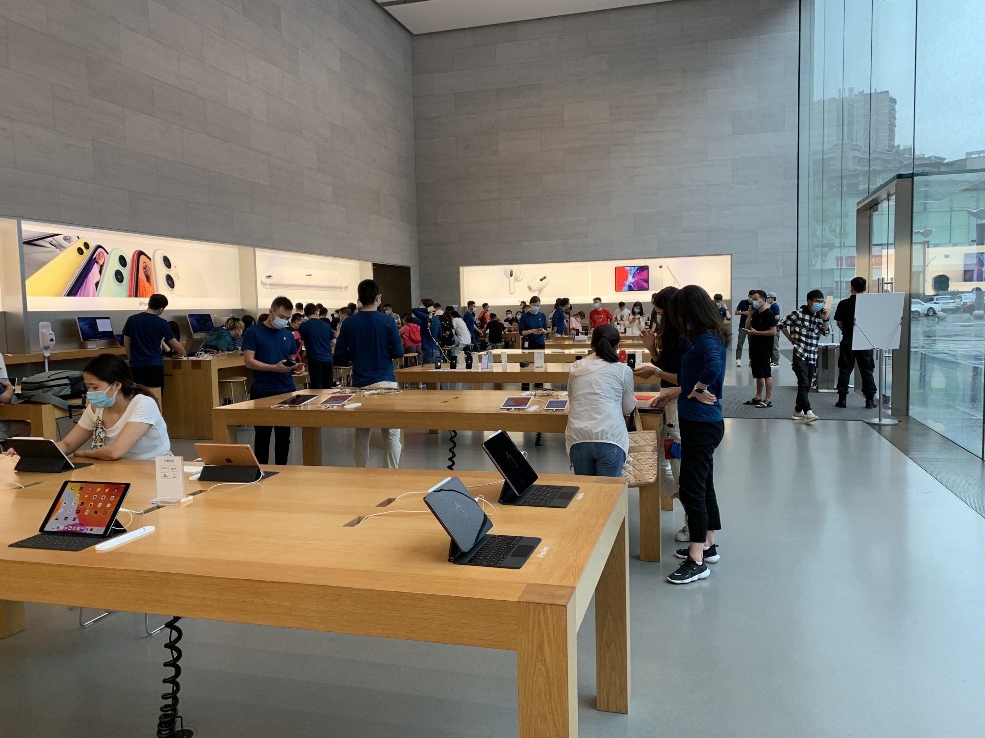 周末探访重庆最繁华的观音桥商业街,苹果直营店比往日更加冷清