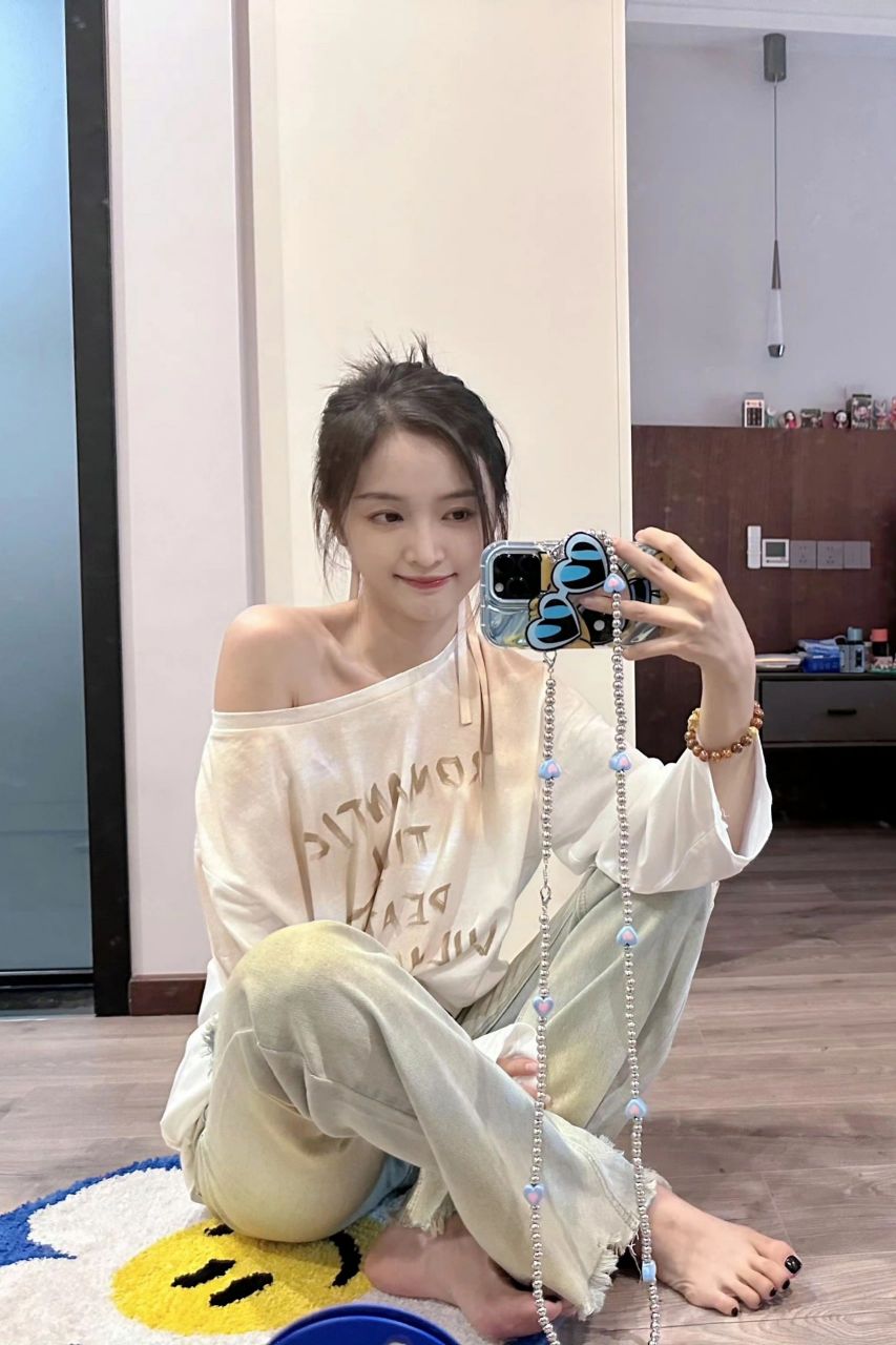 吴宣仪对镜自拍,手机壳有点抢镜|||上衣宽松长袖 下身宽松裤子 香肩小