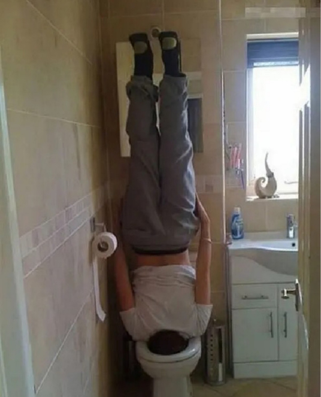 这哥们是在练功吗#搞笑家庭欢乐多