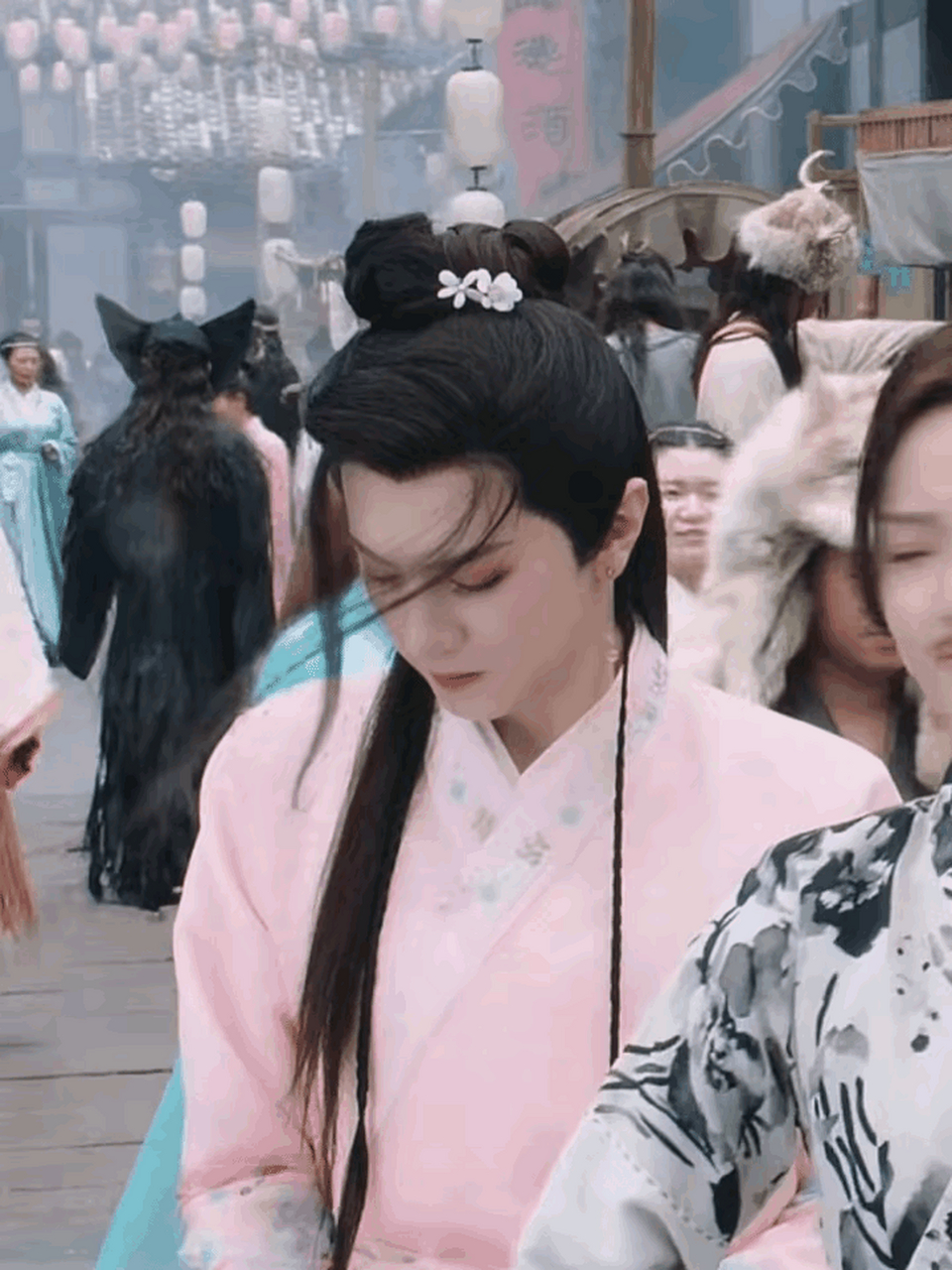 陈哲远在《郎君不如意》里的女装扮相 看起来还不错,挺柔弱的