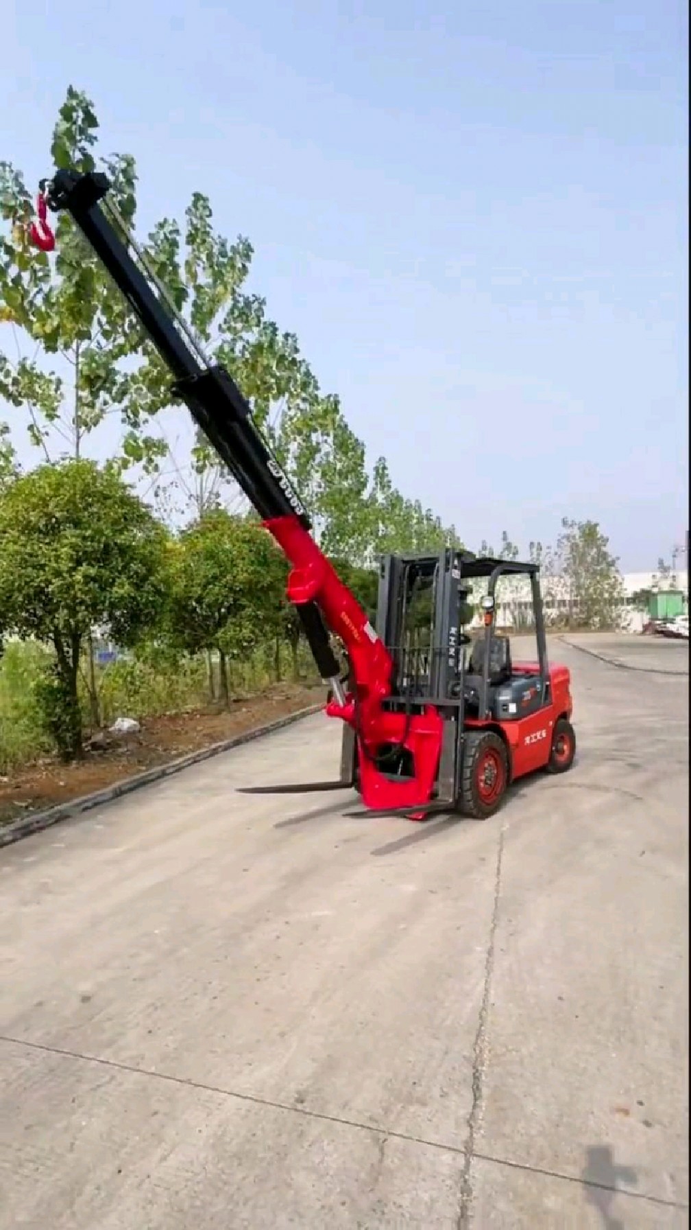 上个视频我这个3.5吨叉车装的6吨飞臂,有亲们说怎么可能吊货