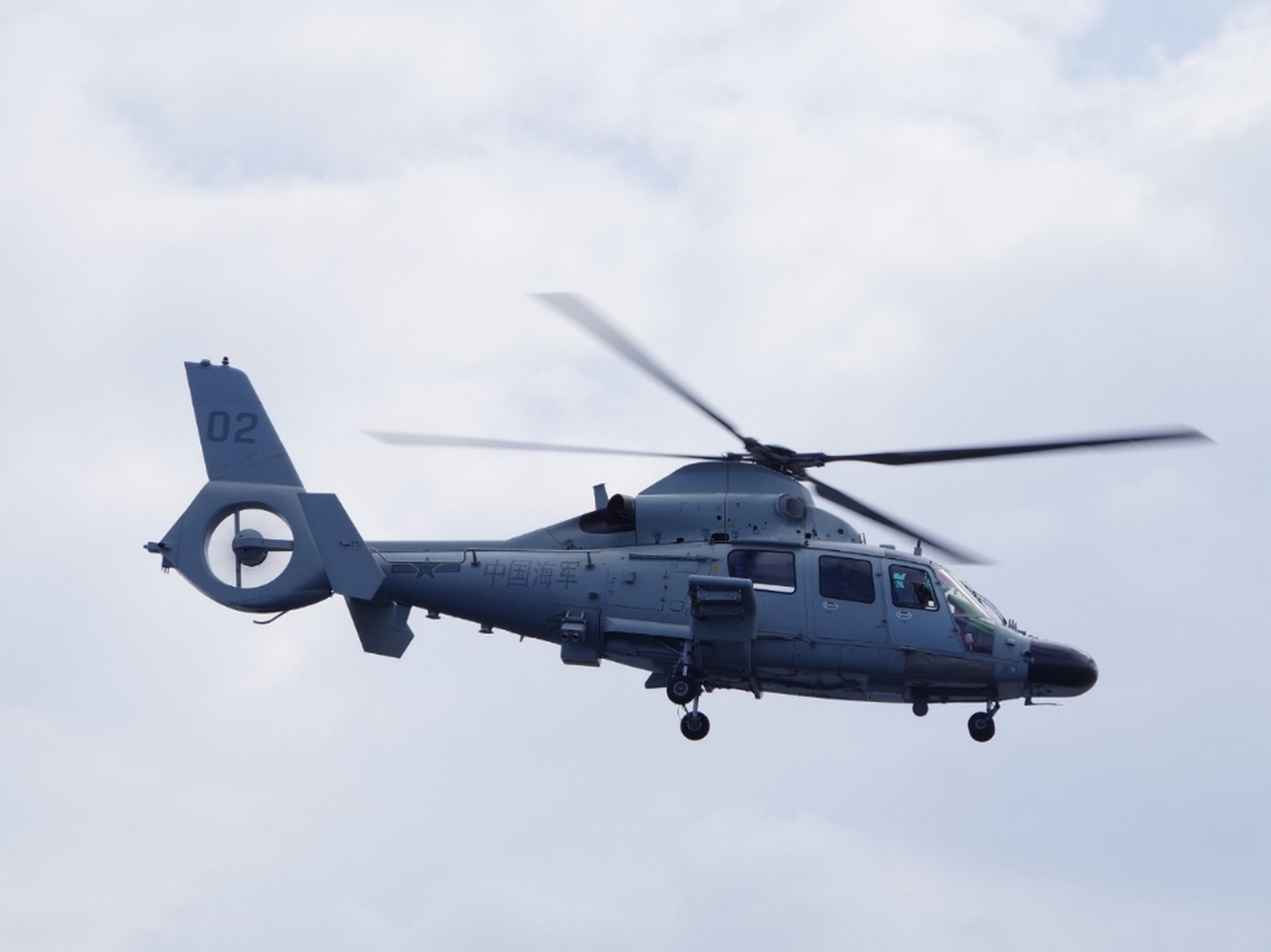 冲绳岛附近,中国海军直9d舰载直升机抵近观察日本渔业调查船.