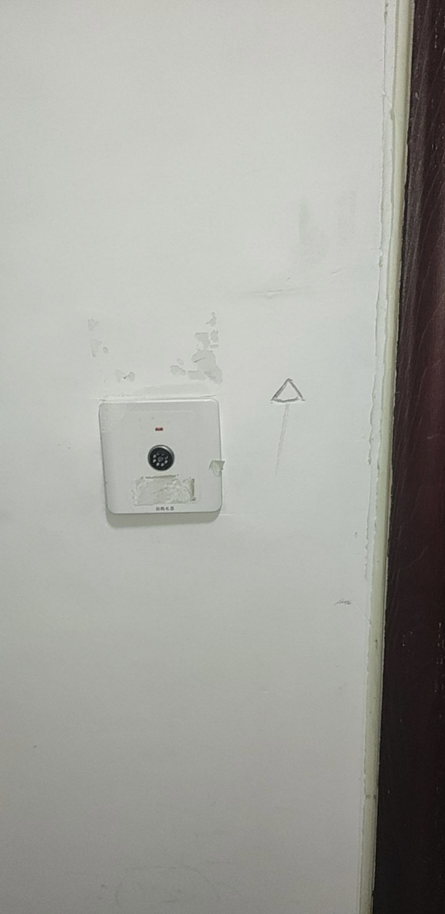 今天下班发现门口有个三角形,是啥意思?