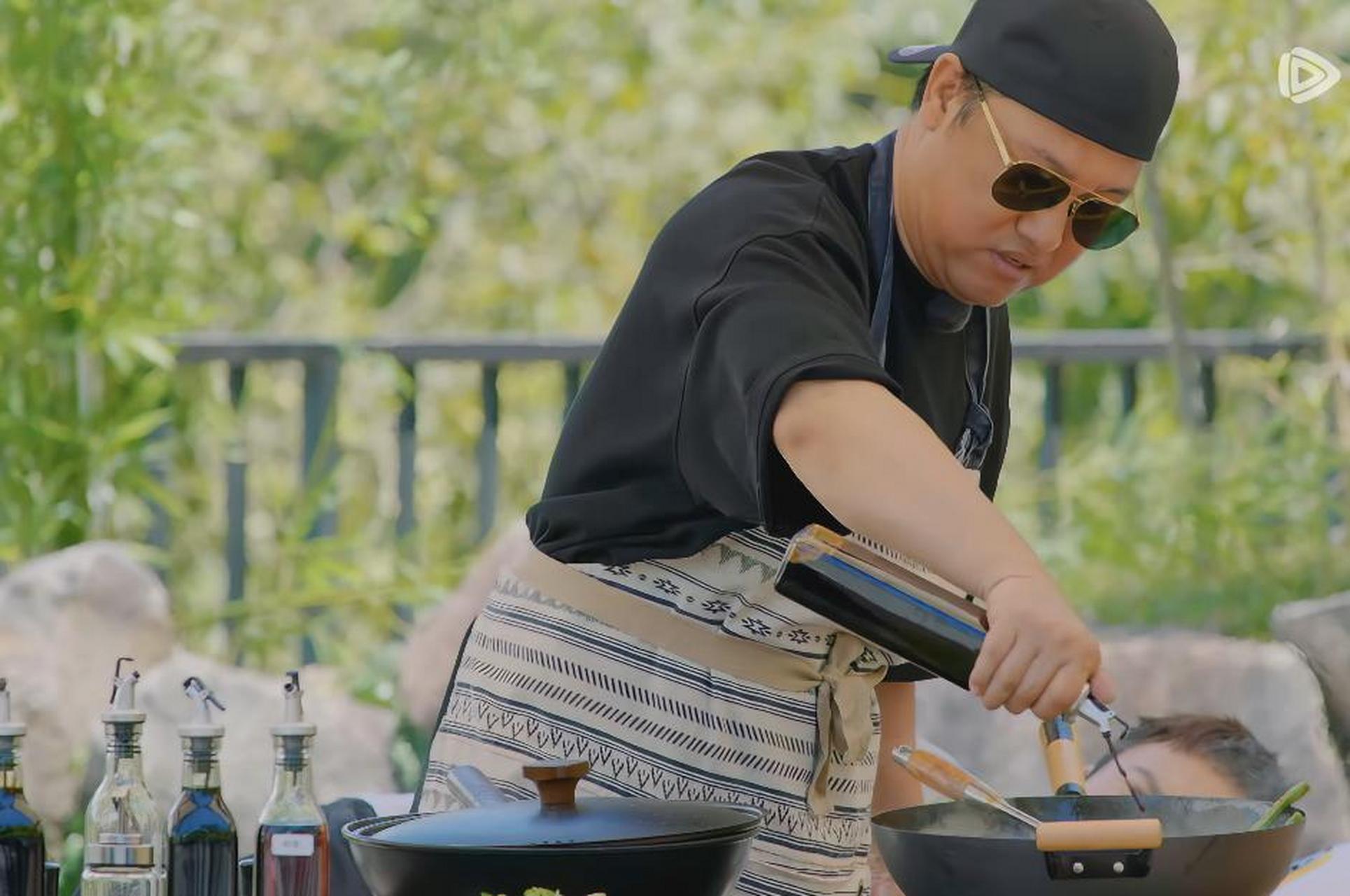 在《现在就出发》里,贾冰带着墨镜,手里操着厨房用具在忙活着做饭.