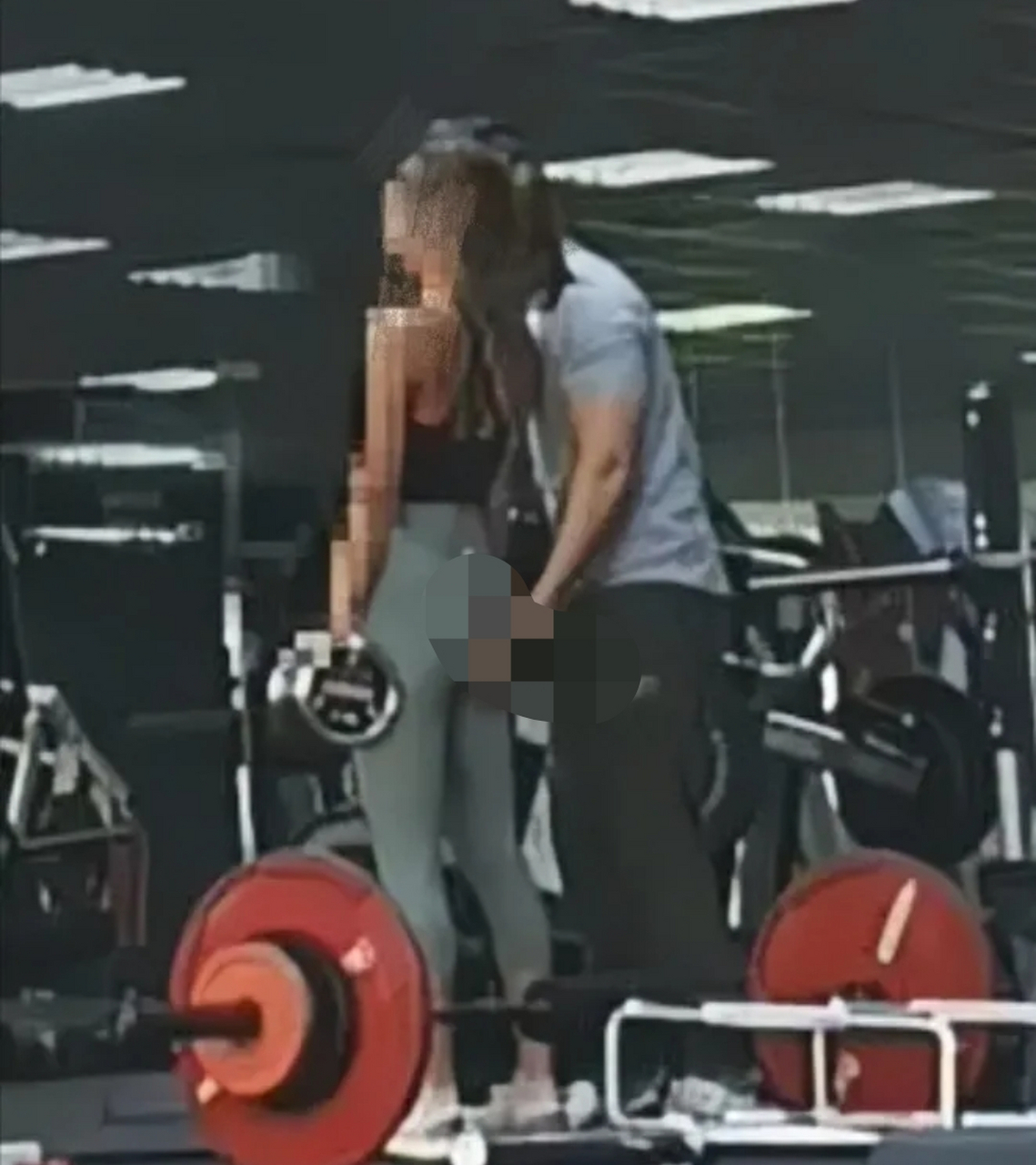 在广州的一个普通家庭中,男子发现妻子出轨健身教练,悄悄跟着妻子拍下