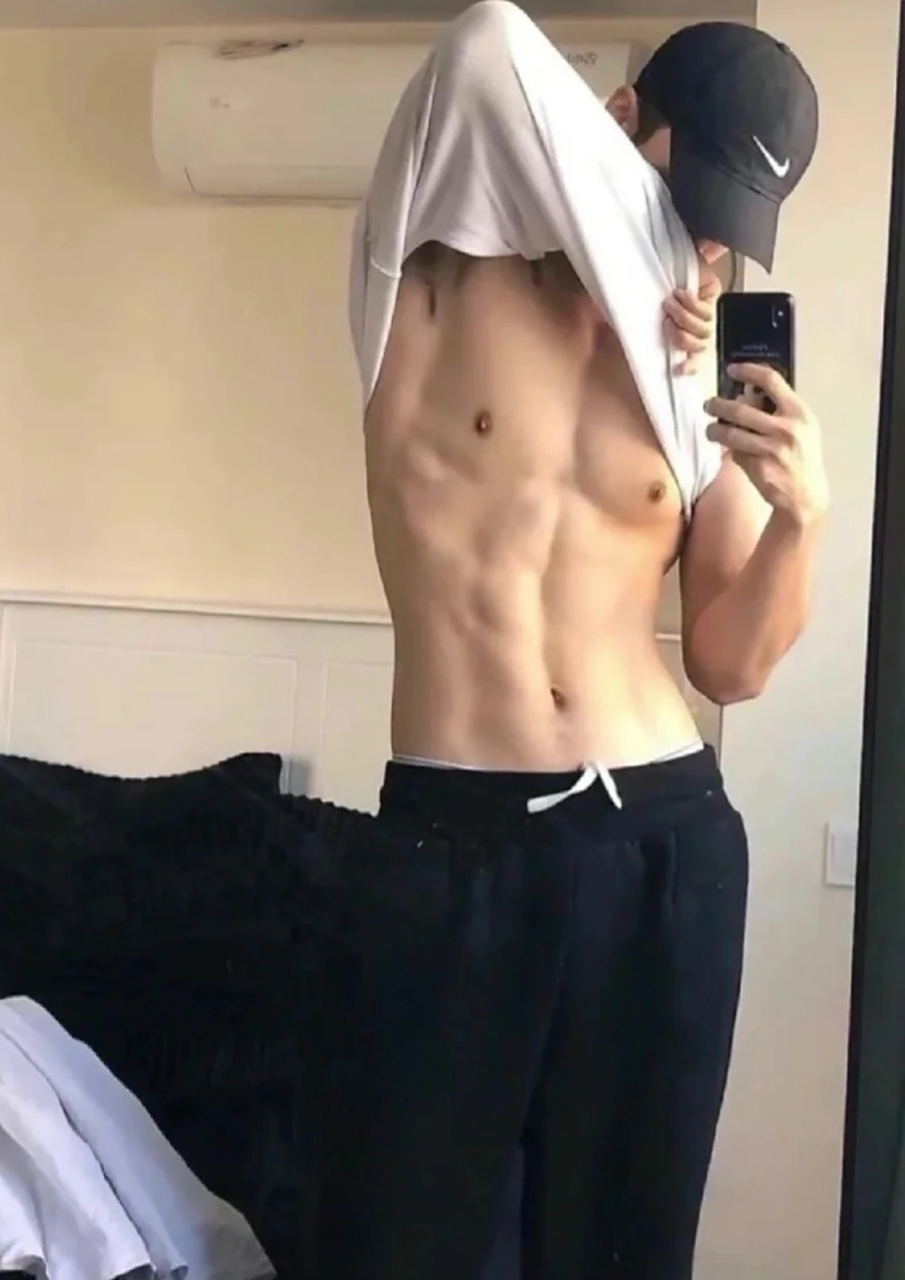 想在哥哥的腹肌里捉迷藏