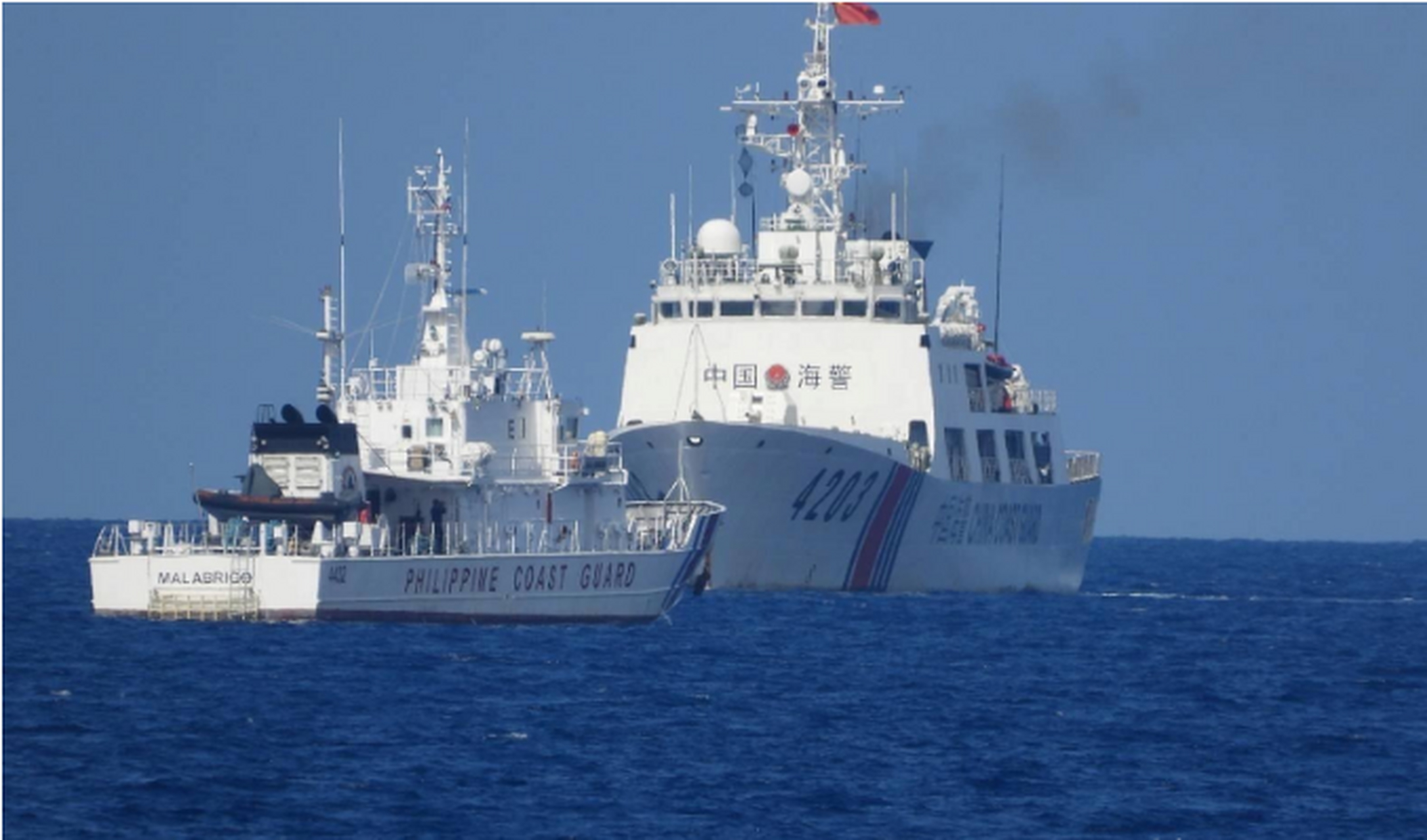 菲律宾海岸警卫队船只再次非法靠近仁爱礁,被我方海警船拦截!