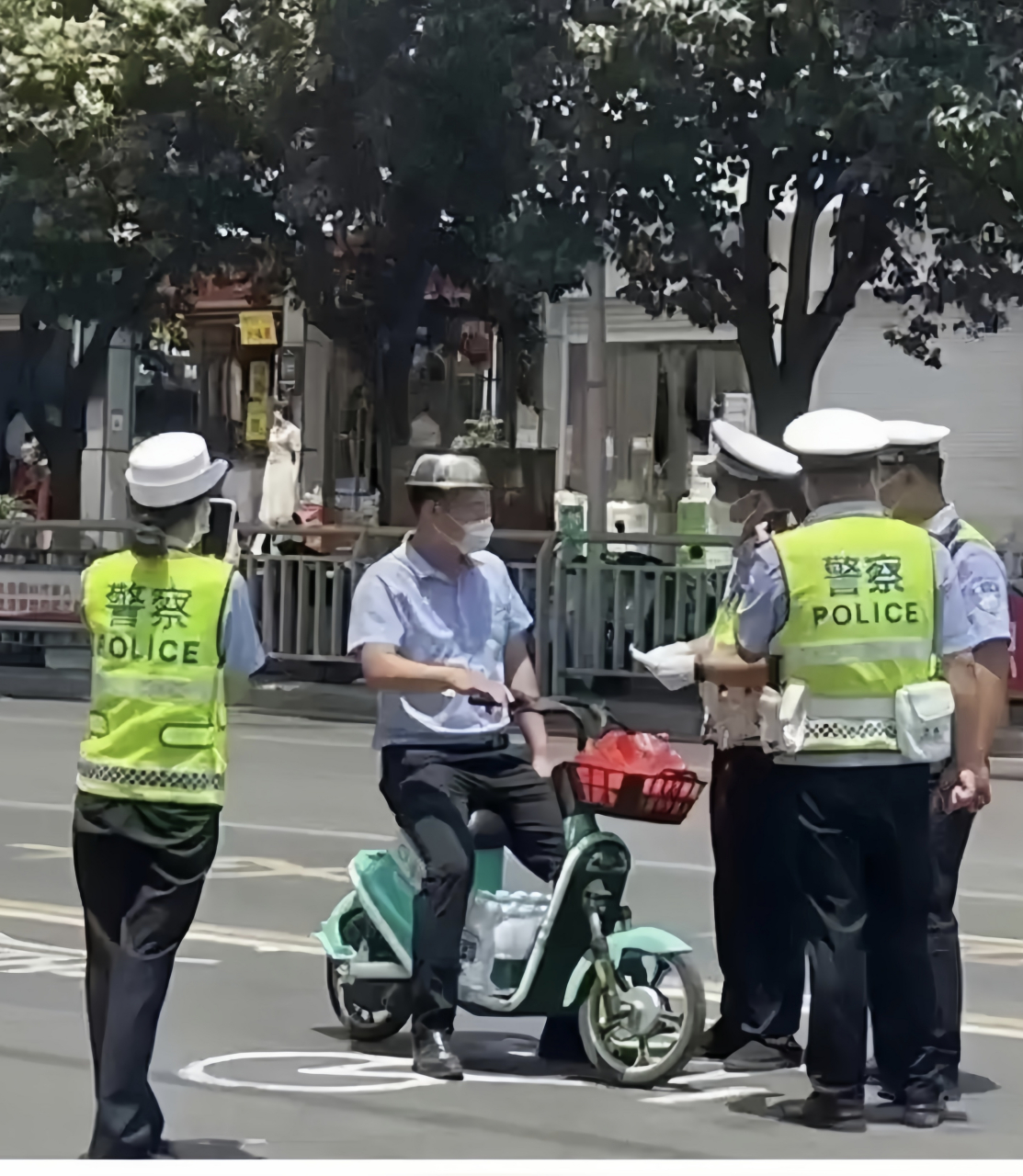 骑车拿不锈钢盘和西瓜皮做头盔,真是个人才!