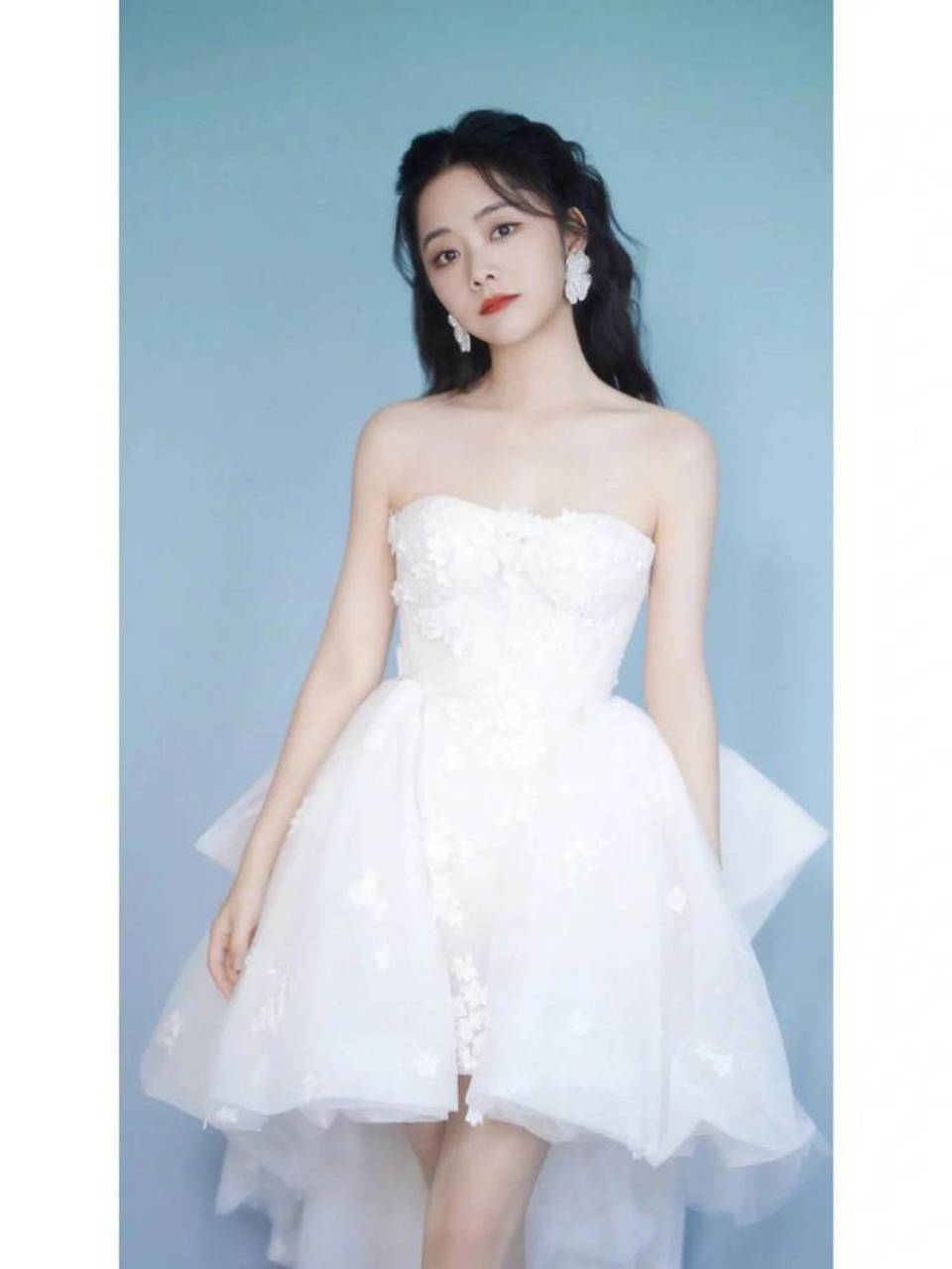 1,朱珠她从小成绩就很好,高中就能参演纯英语的舞台剧,后来还在国外