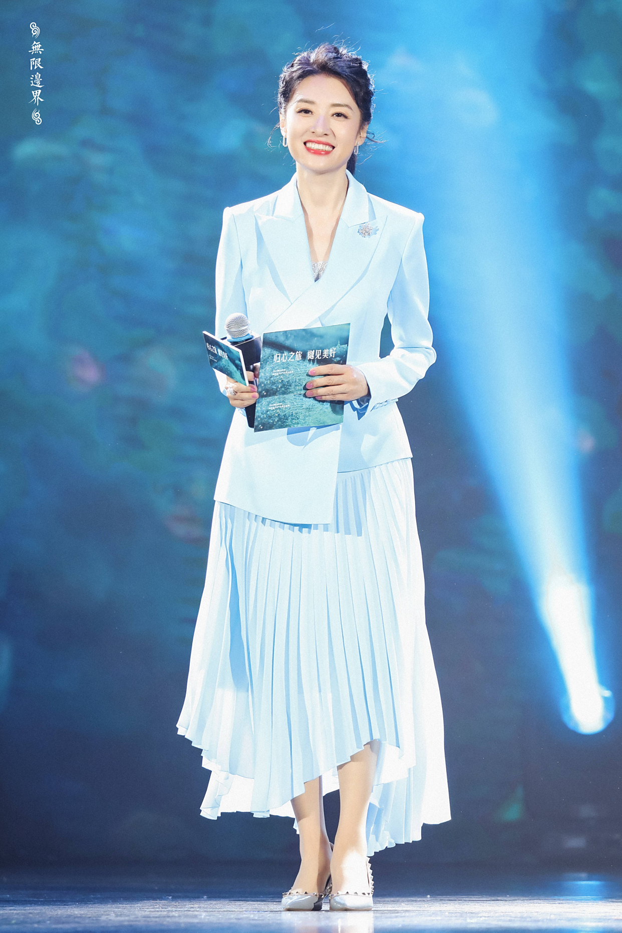 周涛真是韵味美人,蝴蝶旗袍彰显央视一姐魅力,高雅大气好迷人