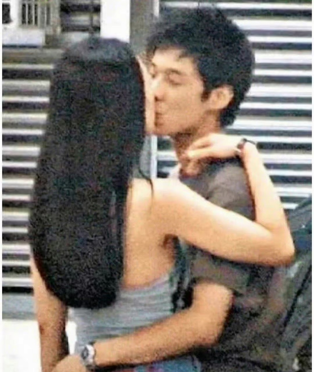 当年狗仔队拍到的霍启山和章子怡照片