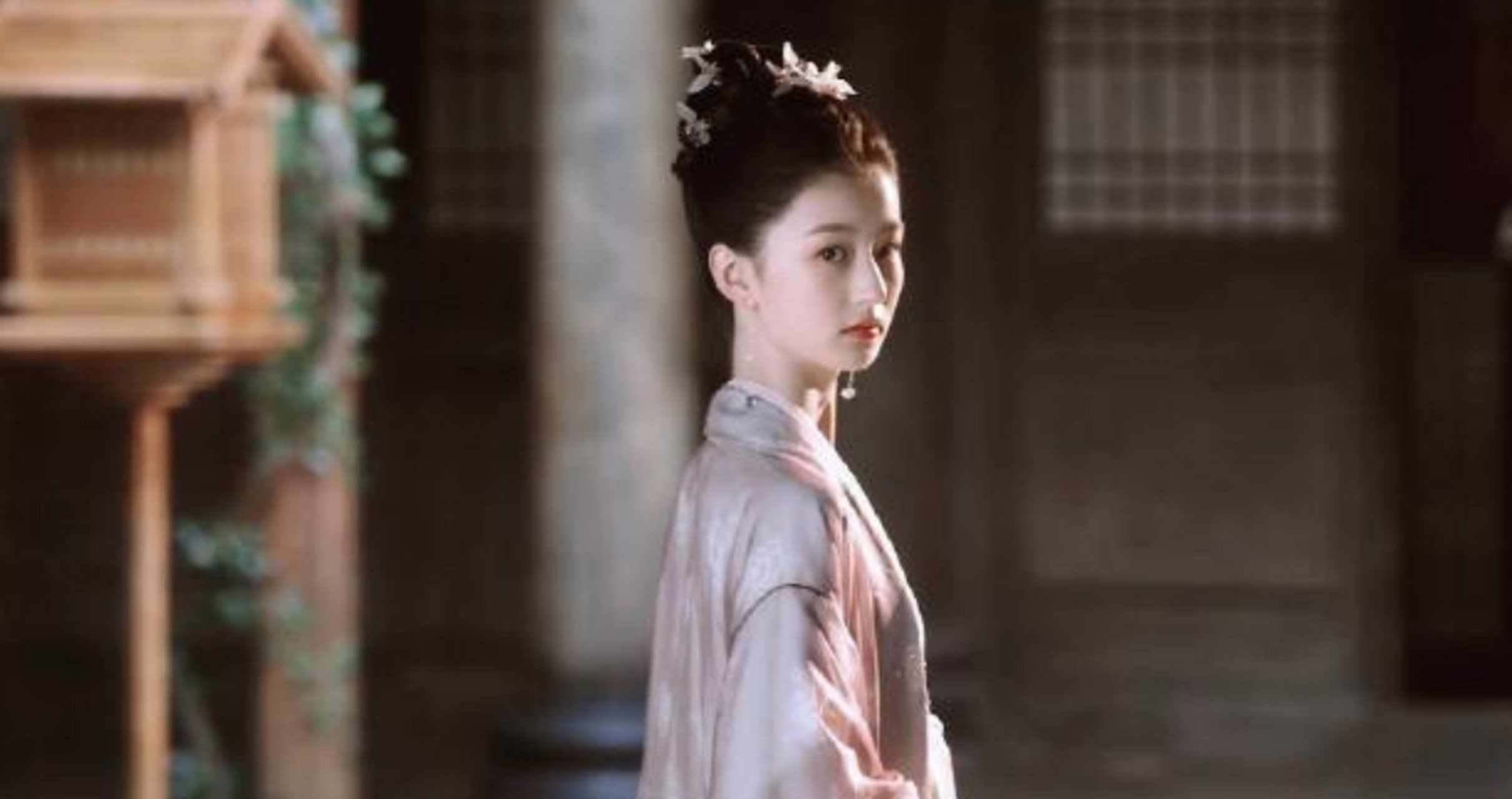 《灼灼风流》中柔嘉虽贵为公主,却胸怀大志,遇到同样身为女子的慕灼华