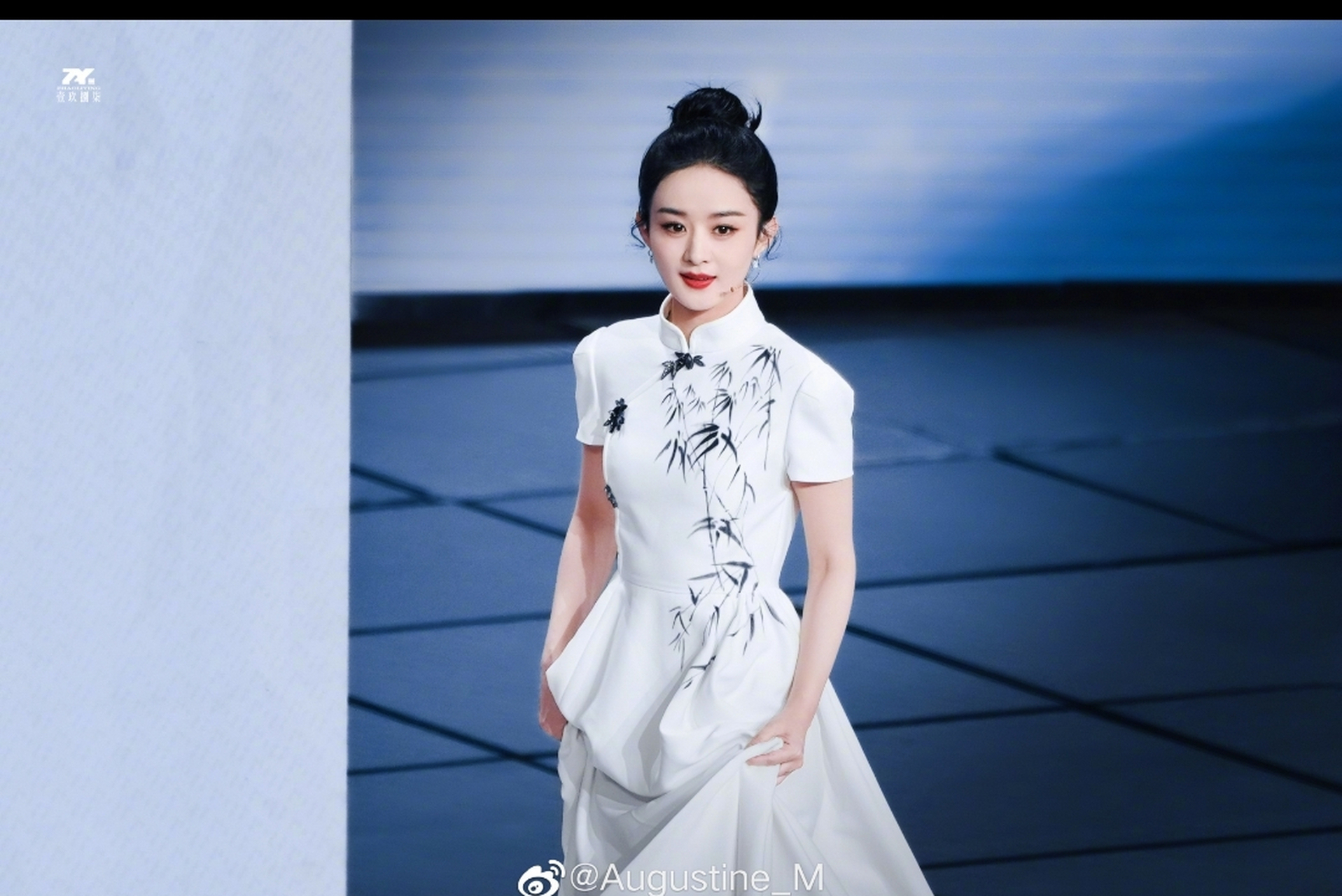 赵丽颖穿旗袍有多妖艳,强尽了风头太惊艳,丸子头可爱旗袍装宛如十八岁