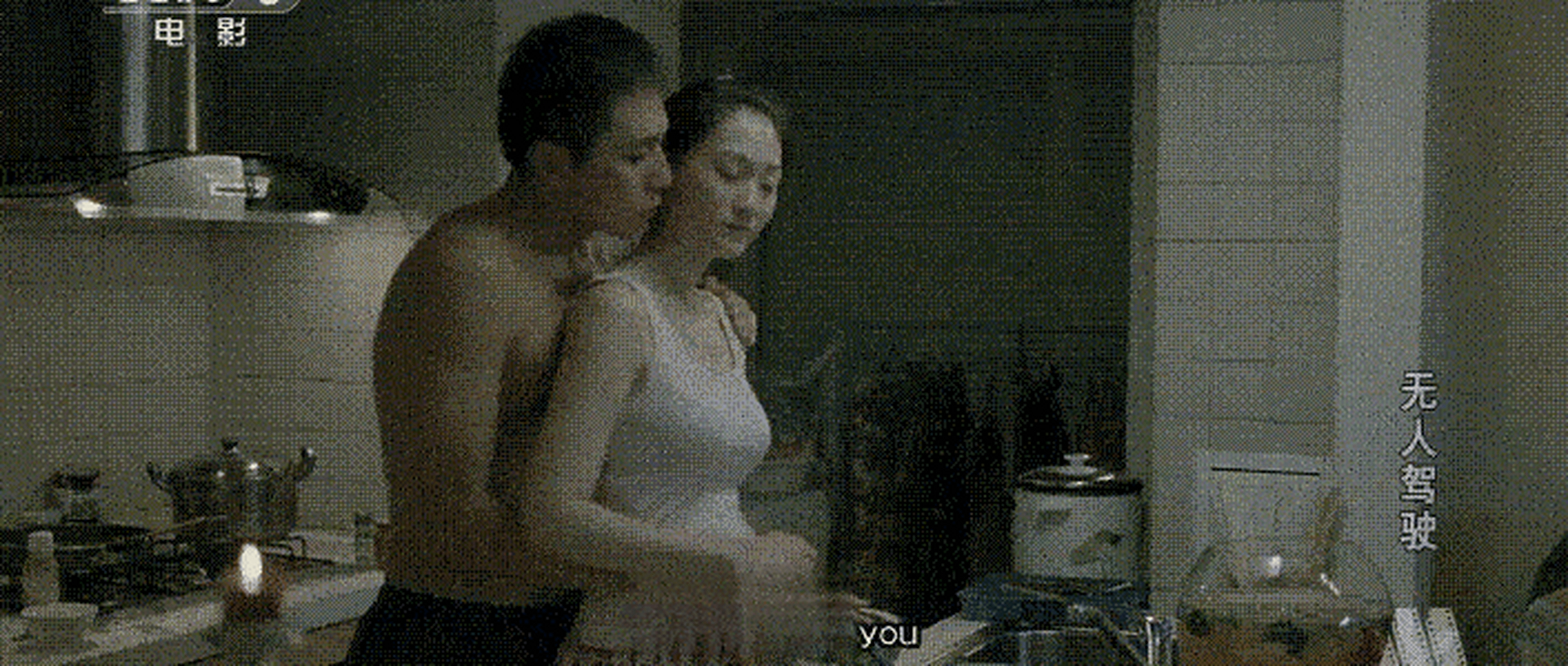 在《无人驾驶》中,刘烨从背后抱住李,却不小心触碰到了她的敏感区域