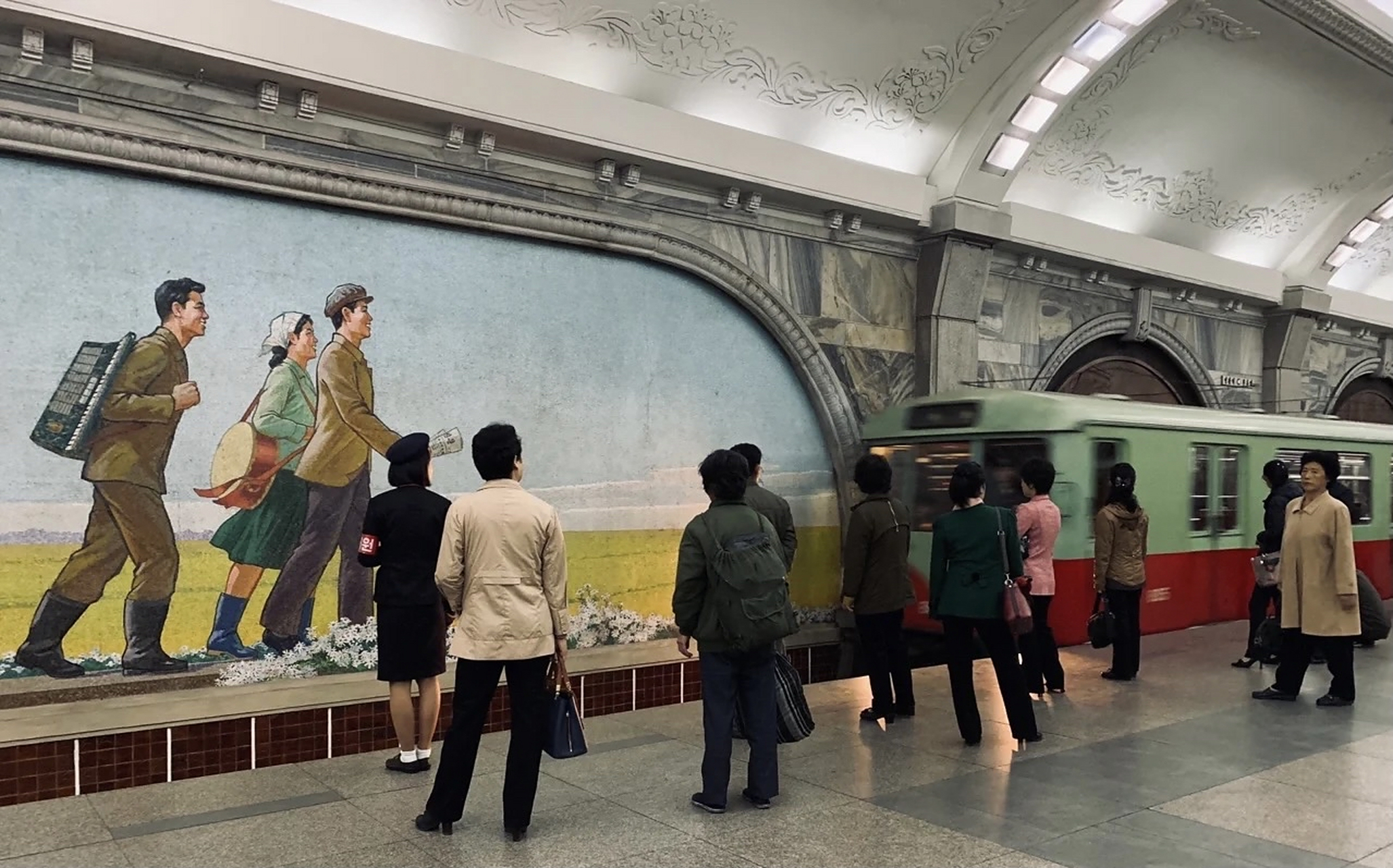 平壤地铁:深邃宏伟,文化艺术瑰宝,交通防空多功能一体
