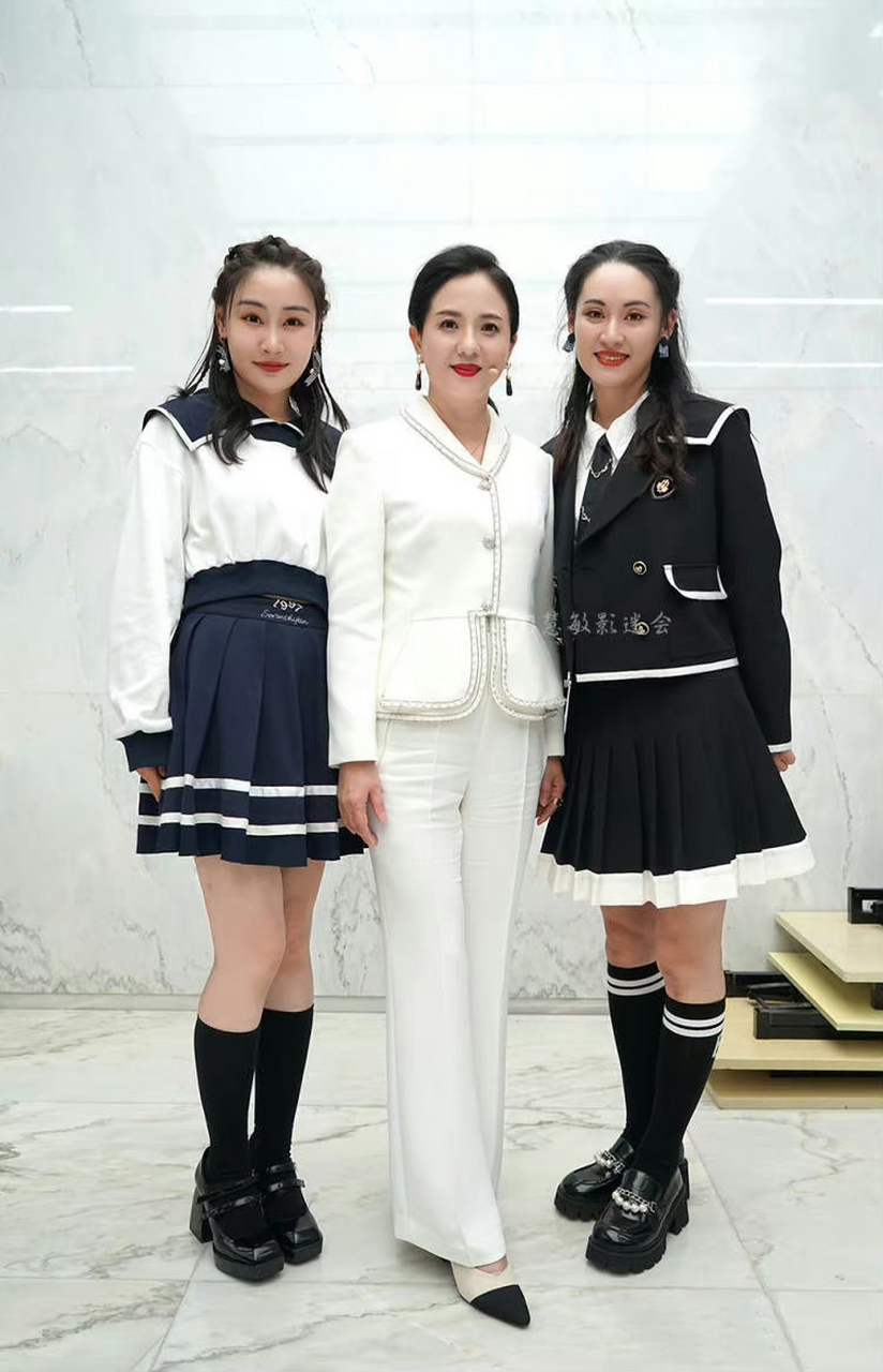 56岁陶慧敏状态真绝了,穿小香风配红唇妍丽雍容如贵妇,身材发福照样美