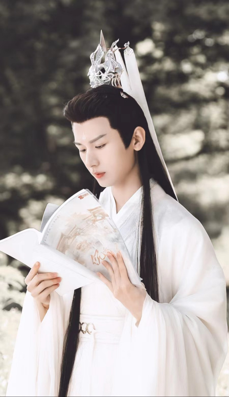 成毅在《沉香如屑》中分别饰演三个角色:应渊,玄夜,唐周.