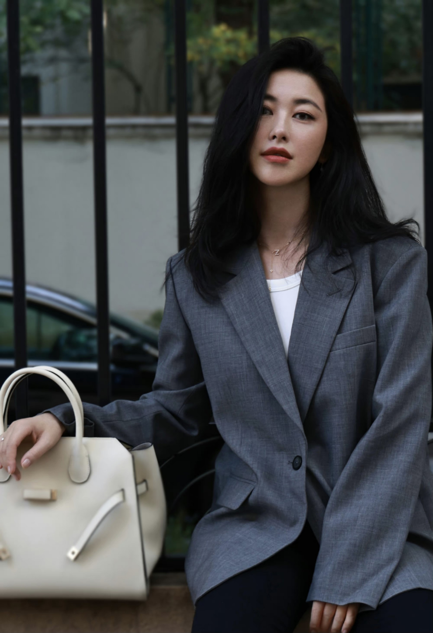 朱珠# 最近喜欢灰色穿搭,身材真好,人美穿什么都好看.