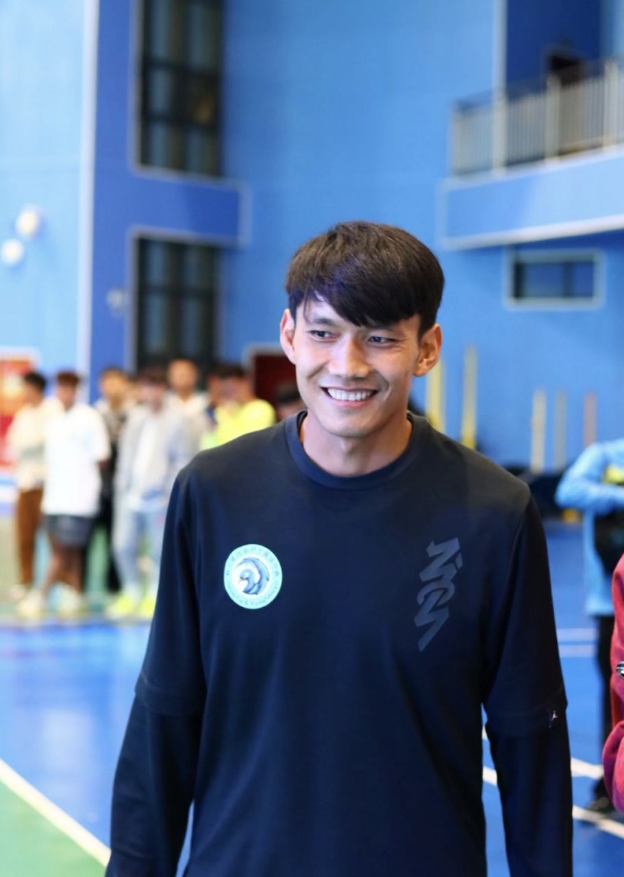 矣进宏当时作为民间扣篮高手在参加cba扣篮夺冠后,一朝成名.