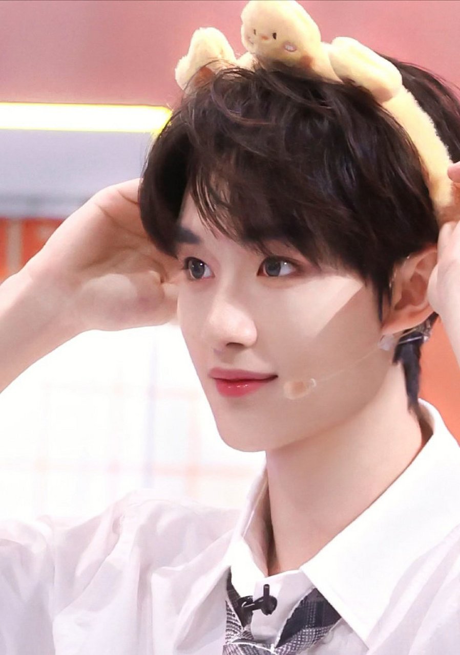 刘浩存把丁程鑫撩到耳朵都红了  纯节目效果,一个游戏而已啦!