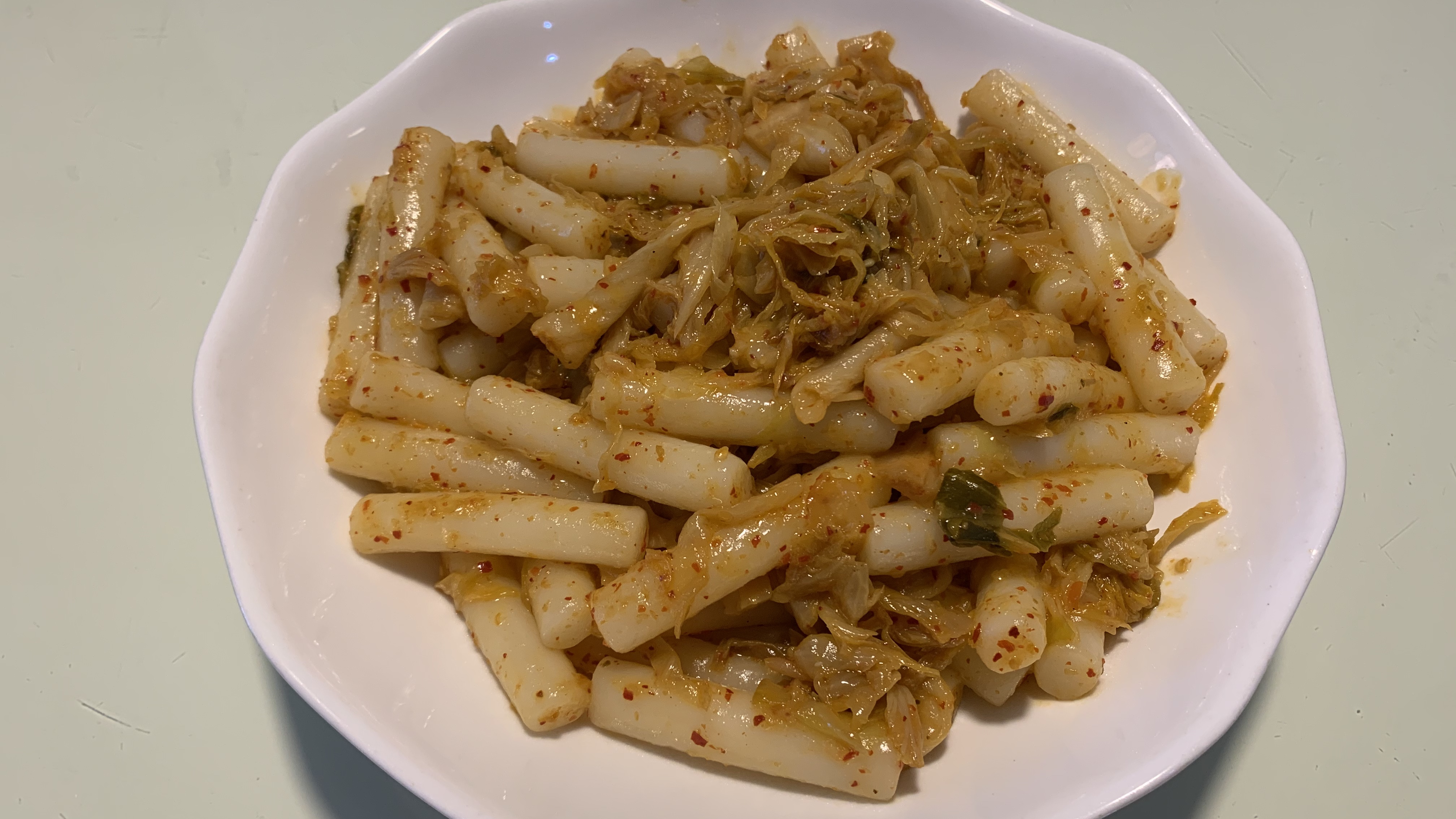 经典的韩式辣白菜炒年糕,酸爽的辣白菜与软糯的年糕的美味碰撞