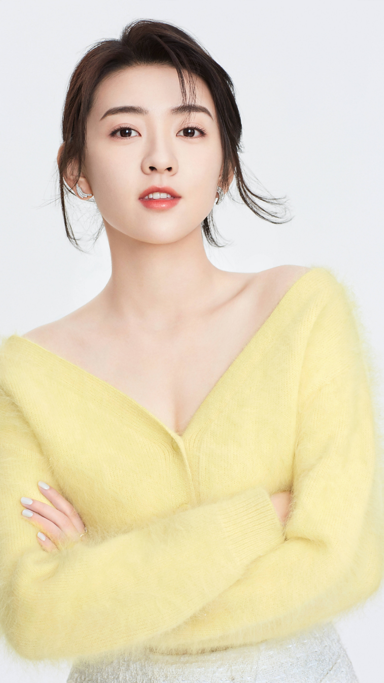 演员梁洁,主演《双世宠妃》系列,来看生活美照吧