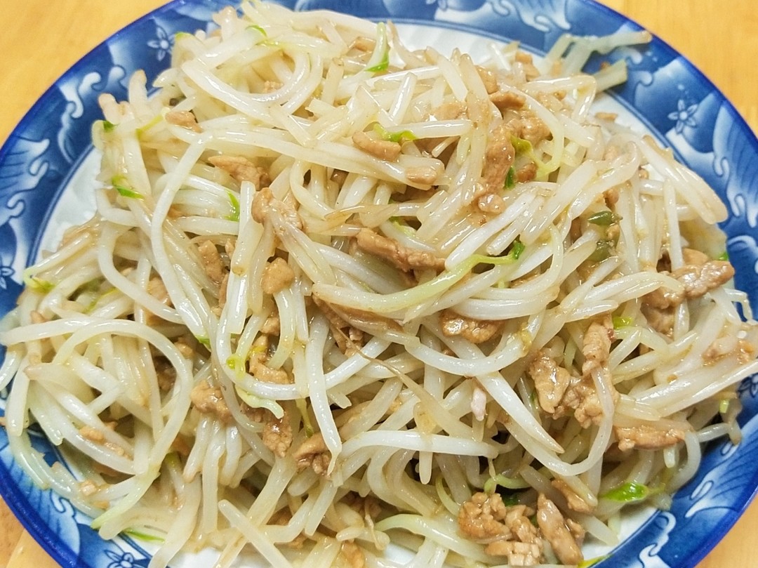 家常菜系列之绿豆芽炒肉丝,特别爽口的小菜