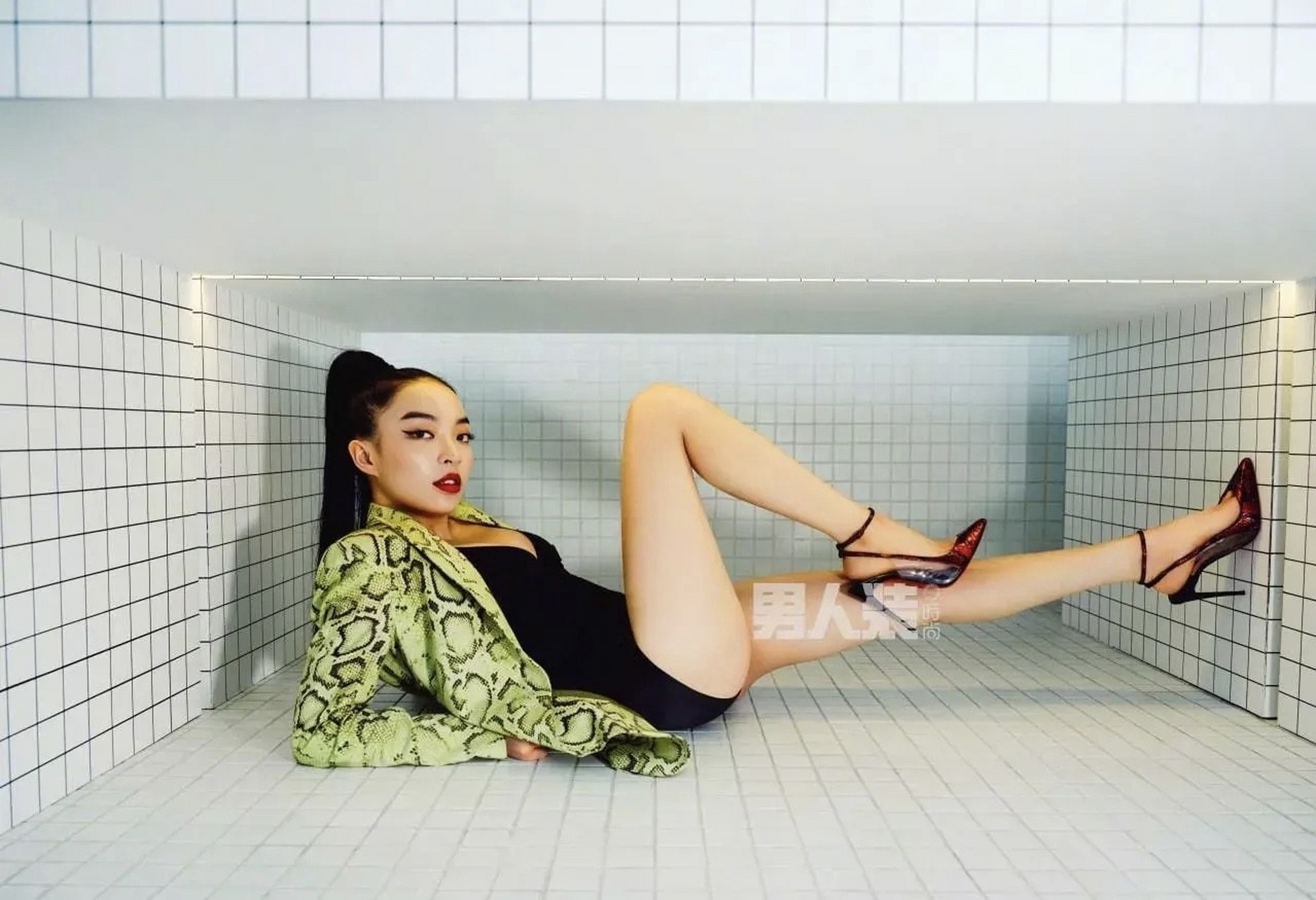 中国第一女rapper vava的《男人装》写真,腿都凹到上半身了还是短.