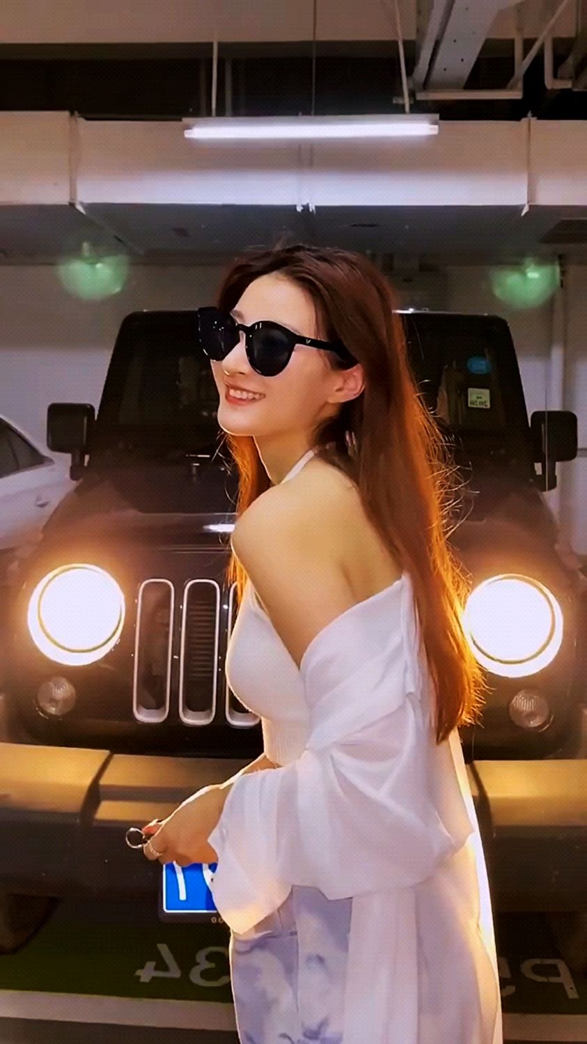 这样酷酷的美女你们喜欢吗?