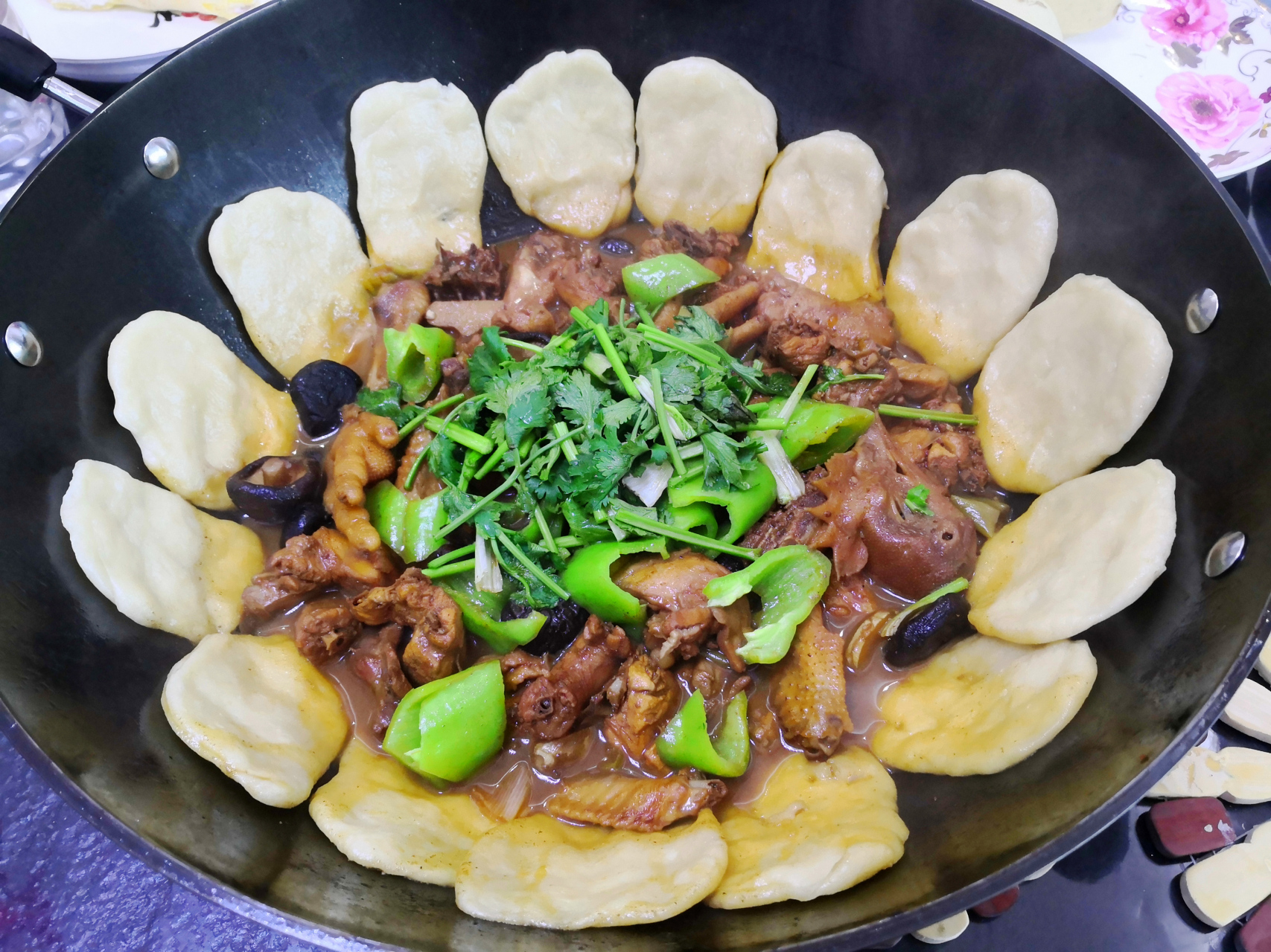 冬日养膘日记 寒冷的冬天,配上热腾腾的地锅鸡 锅贴,暖意满满