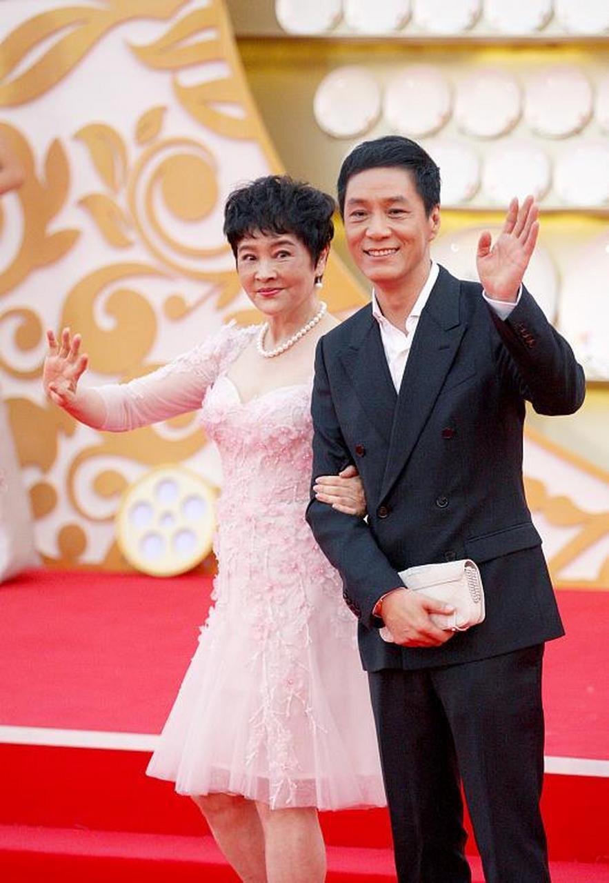 冯远征妻子把自己当小姑娘了,60多岁了还穿着粉裙 6767在她小的