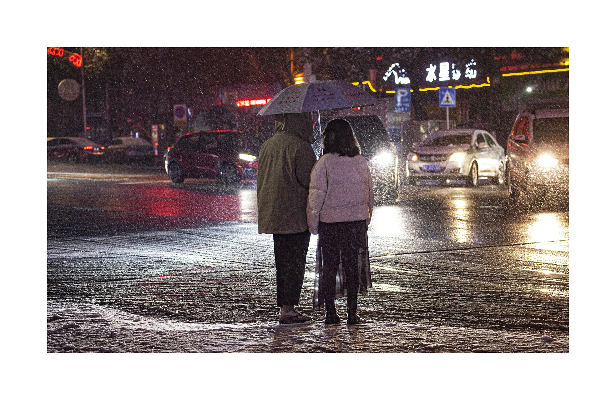 摄影# 雪夜里,撑伞等红绿灯的情侣,寒冷的冬天雪夜,这也是非常温暖的