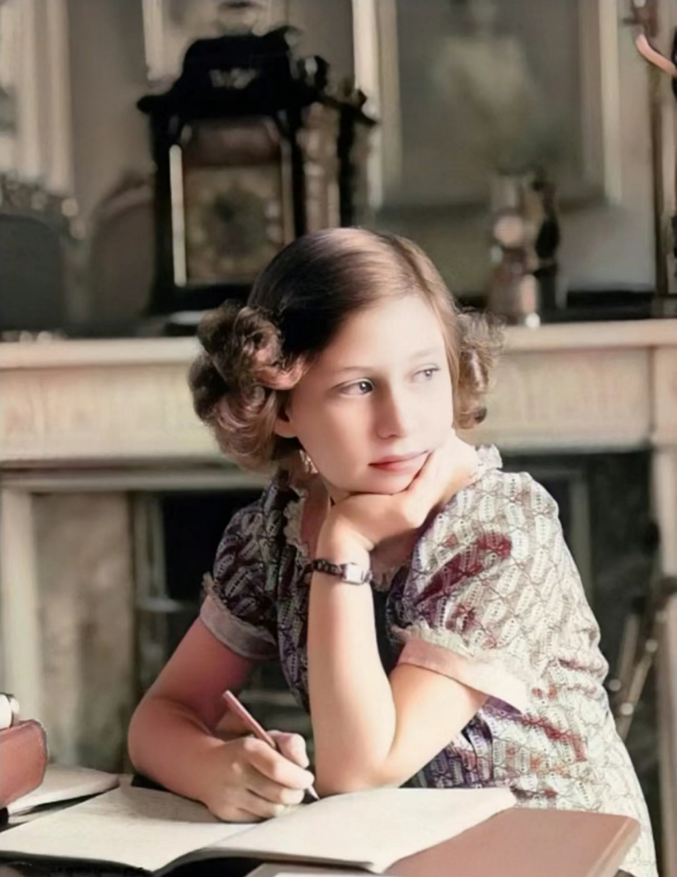 历史老照片,1942年,英国王室12岁玛格丽公主,她穿着时尚,大波浪头型