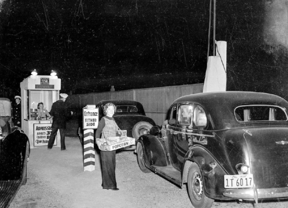 老照片:上世纪三十年代的美国汽车影院