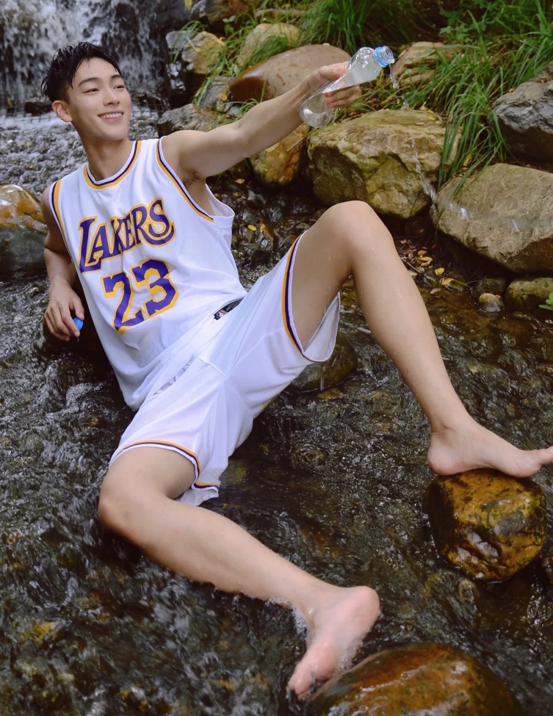 自拍山谷里的球服长腿美少年,精致,有型,光脚的男生是你菜吗