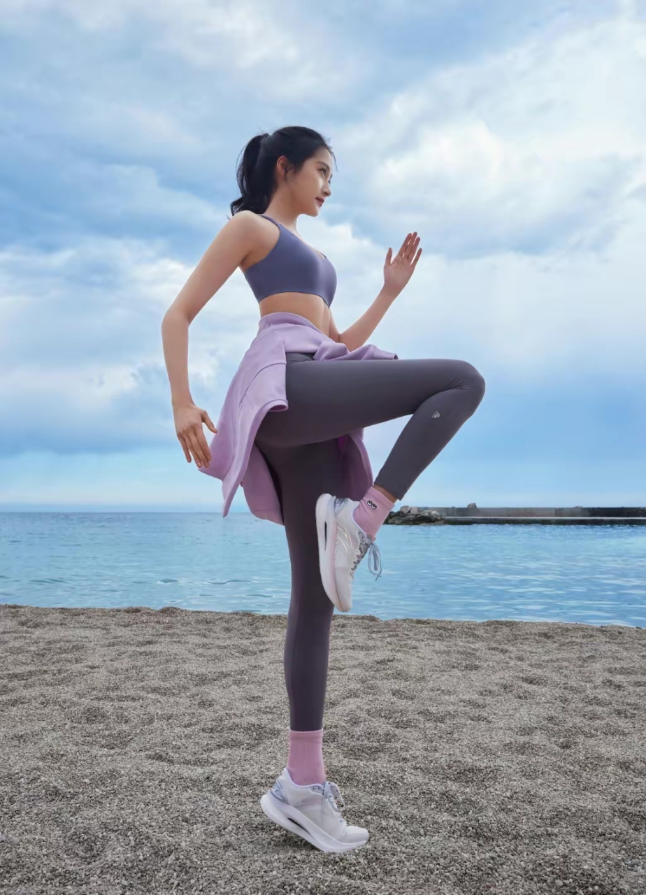 关晓彤晒海边跑步写真,身高1米72,身材苗条,没有一丝赘肉.