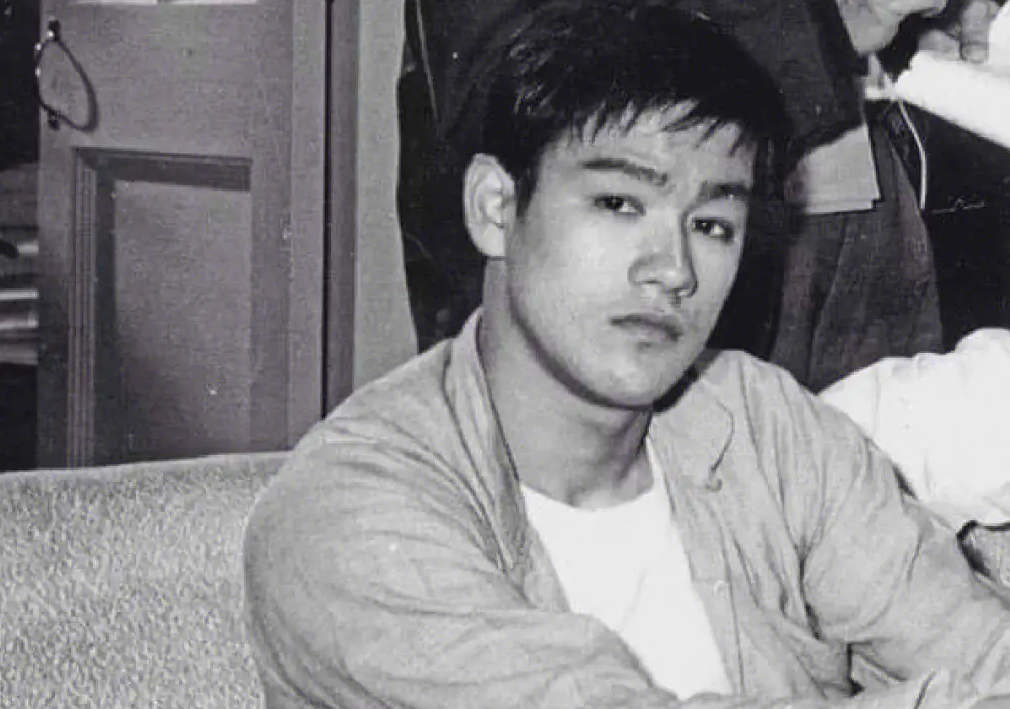 李小龙逝世50周年,田朴珺在公墓喧哗,戴墨镜祭奠,引发网友不满